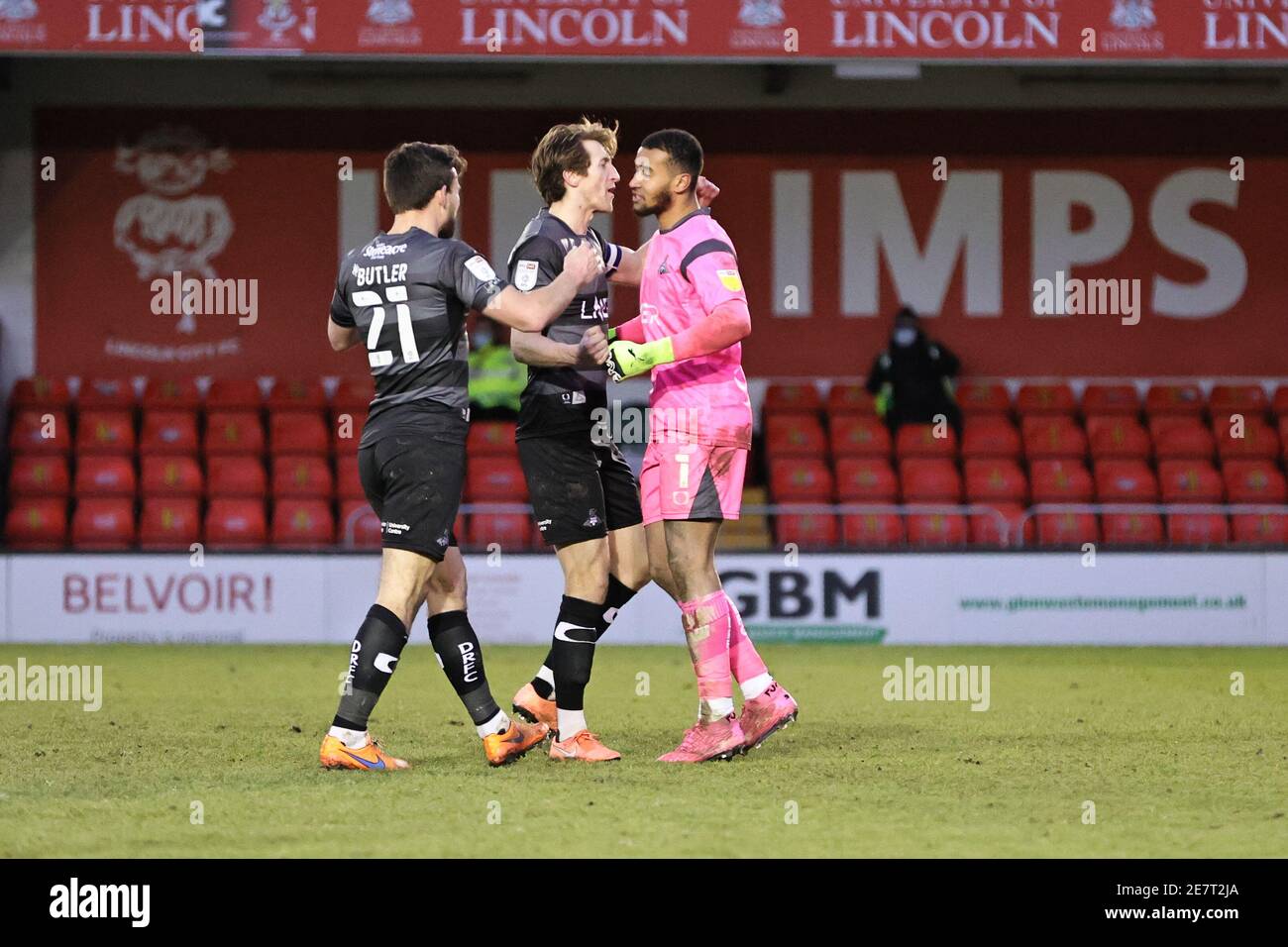 LINCOLN, INGHILTERRA. 30 GENNAIO. I giocatori di Doncaster si congratulano con Ellery Balcombe di Doncaster Rovers durante l'ultimo whitle durante la partita della Sky Bet League 1 tra Lincoln City e Doncaster Rovers allo stadio LNER, Lincoln, sabato 30 gennaio 2021. (Credit: James HolyOak | MI News) Credit: MI News & Sport /Alamy Live News Foto Stock