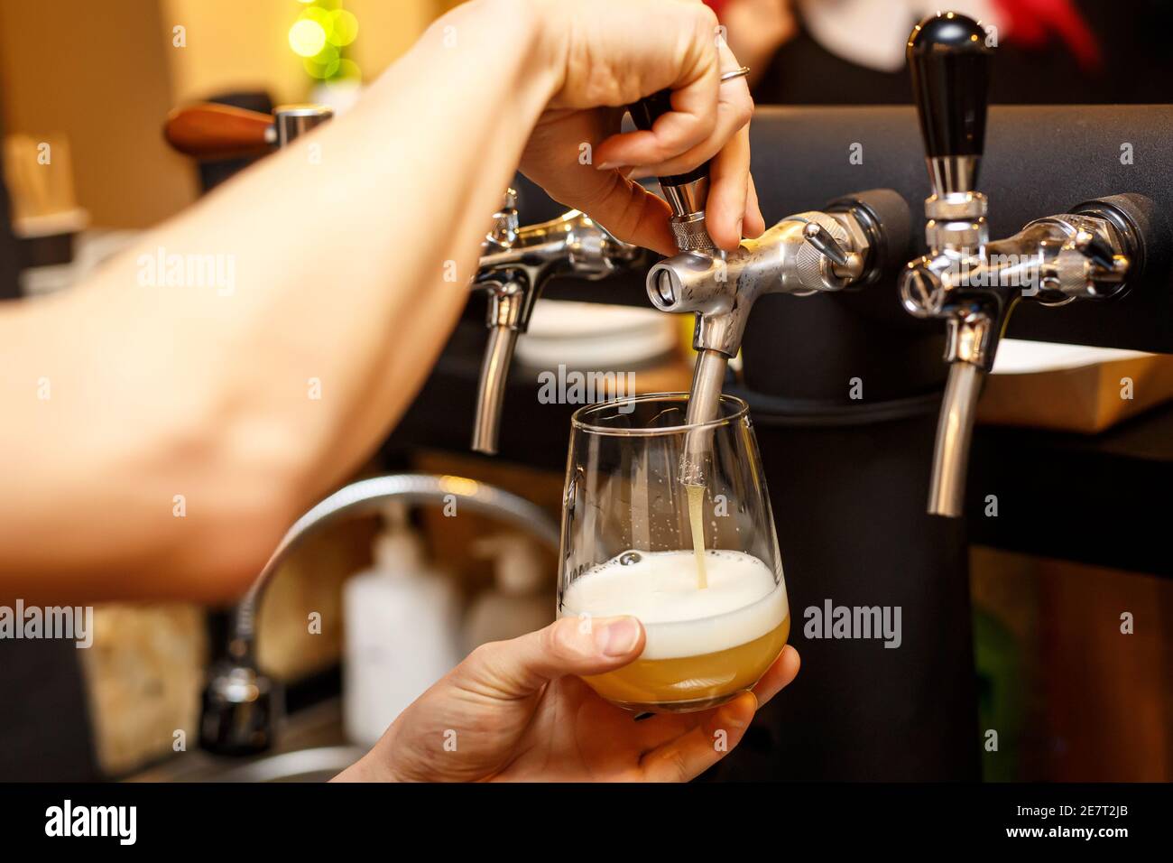 Fila di rubinetti in un rubinetto di birra. Foto Stock