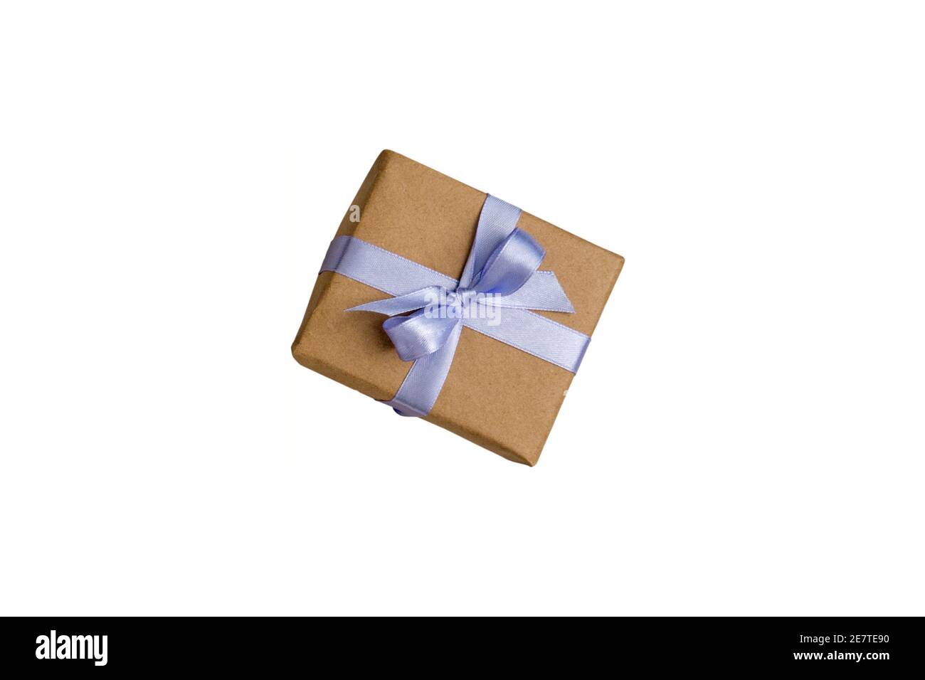 Confezione regalo avvolta con carta marrone kraft e legata con nastro viola satinato isolato su bianco Foto Stock Confezione regalo avvolta con carta marrone kraft e legata con nastro viola satinato isolato su bianco Foto Stock