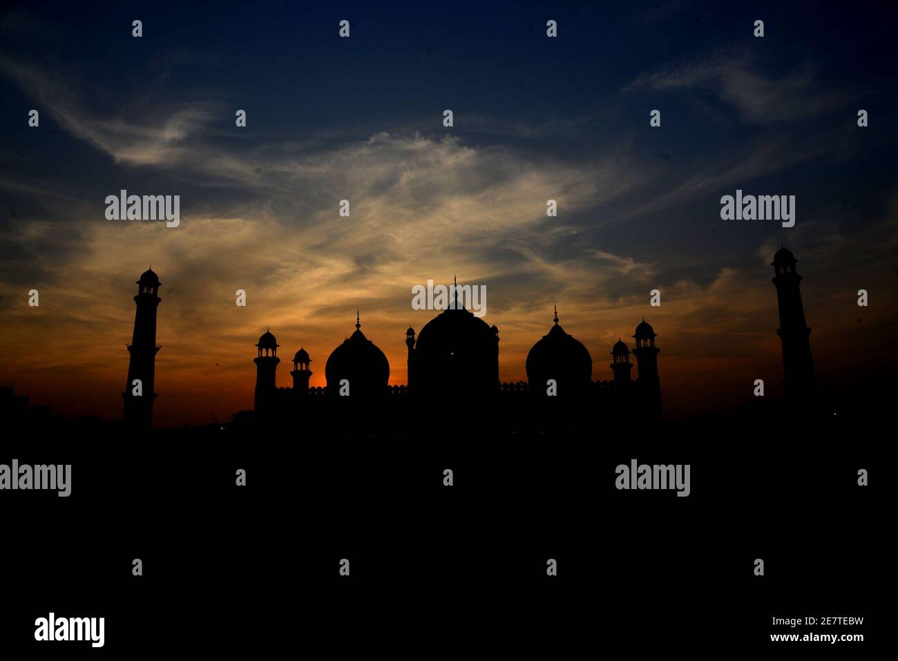 Una vista mozzafiato e attraente delle nuvole che si ergono sopra Il cielo sopra la storica Moschea Badshahi durante il tramonto a Lahore Foto Stock