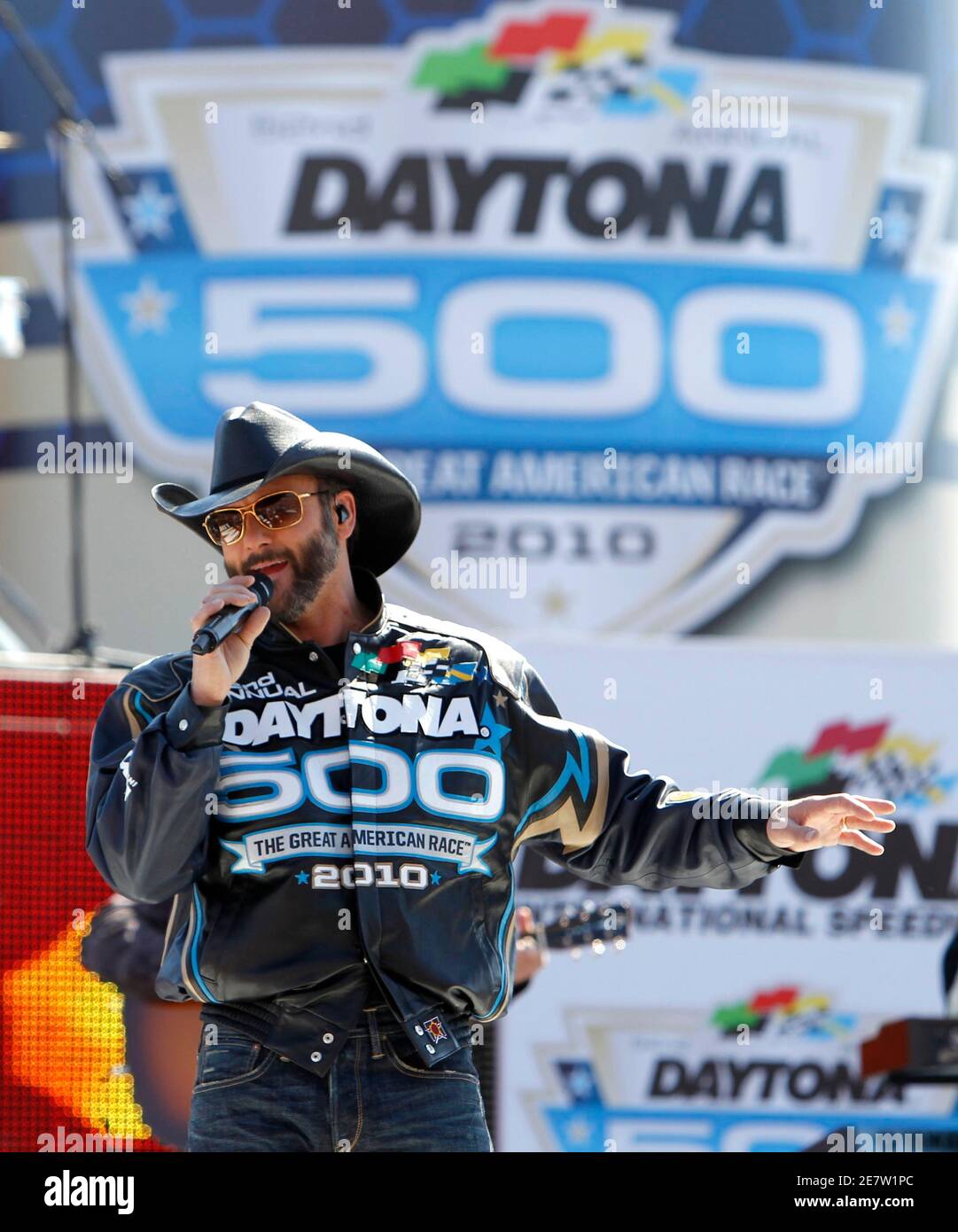 Il cantante di musica country Tim McGraw suona prima dell'inizio della gara NASCAR Sprint Cup Series Daytona 500 al Daytona International Speedway di Daytona Beach, Florida, 14 febbraio 2010. REUTERS/Joe Skipper (STATI UNITI - Tag: SPORT MOTORISTICO RACING) Foto Stock