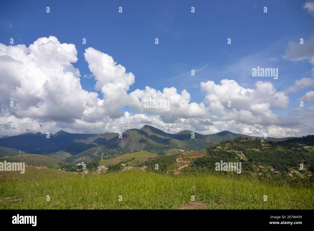 Le montagne di Itaipava Foto Stock