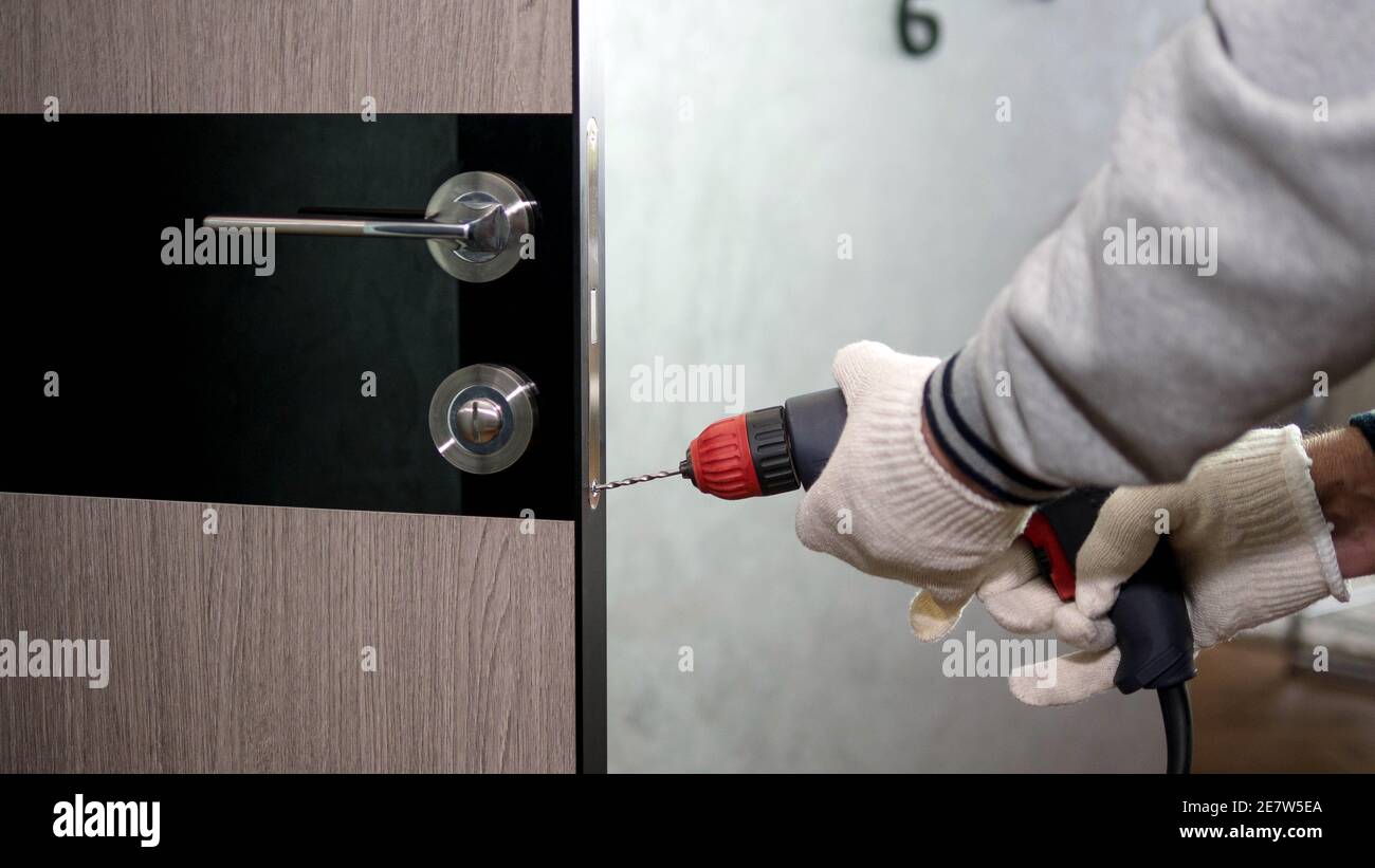 Trapanare la serratura della porta, ripararlo, riparare le porte interne  Foto stock - Alamy