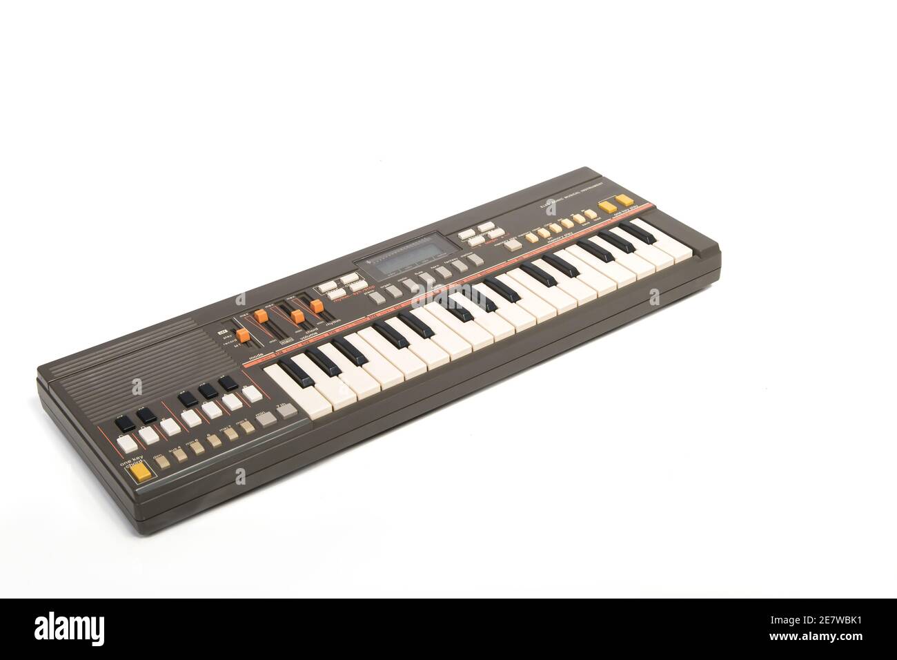 Tastiera elettronica per pianoforte isolata su sfondo bianco. Foto Stock