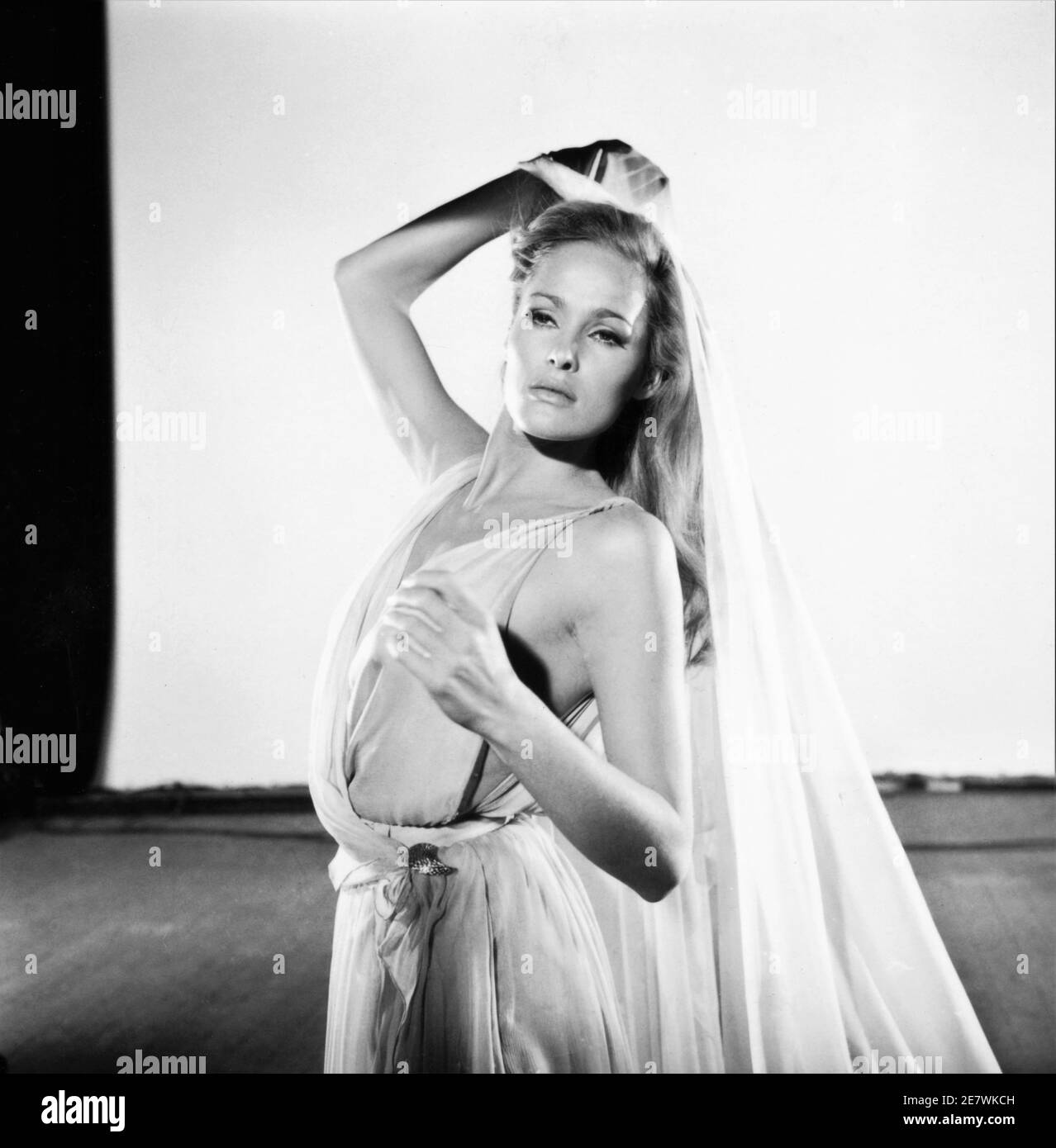 URSULA ANDRESS Pubblicità Ritratto come Ayesha in LEI 1965 regista ROBERT GIORNO basato sul romanzo di H. Rider Haggard Hammer Films / Warner - Pathe Distributori Foto Stock