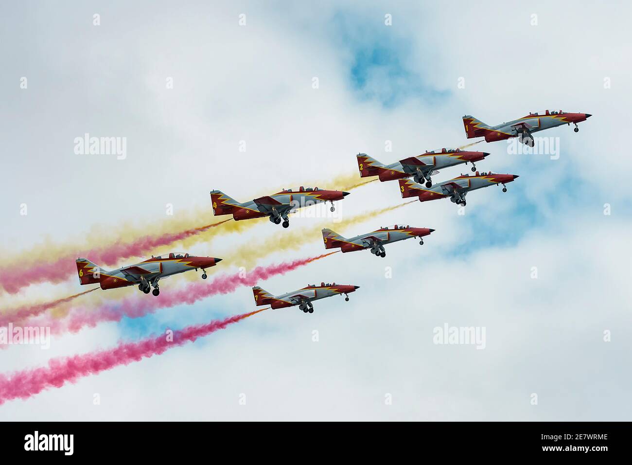 Sette aerei all'esposizione di aerei nel cielo di Gijón. Il fumo dagli aerei mostra i colori della bandiera della Spagna. Foto Stock
