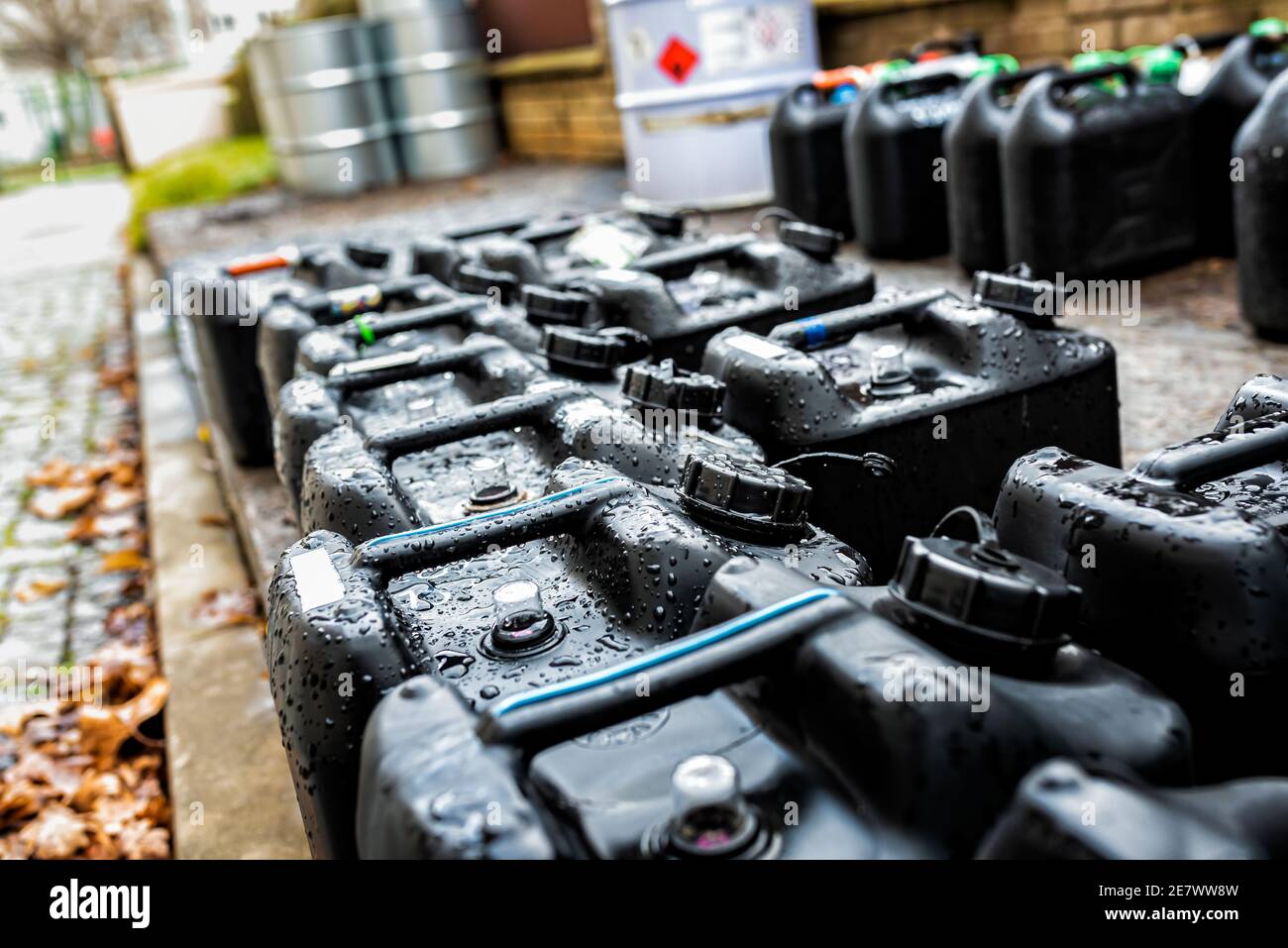 Contenitori in plastica contenenti rifiuti chimici provenienti dai laboratori Foto Stock