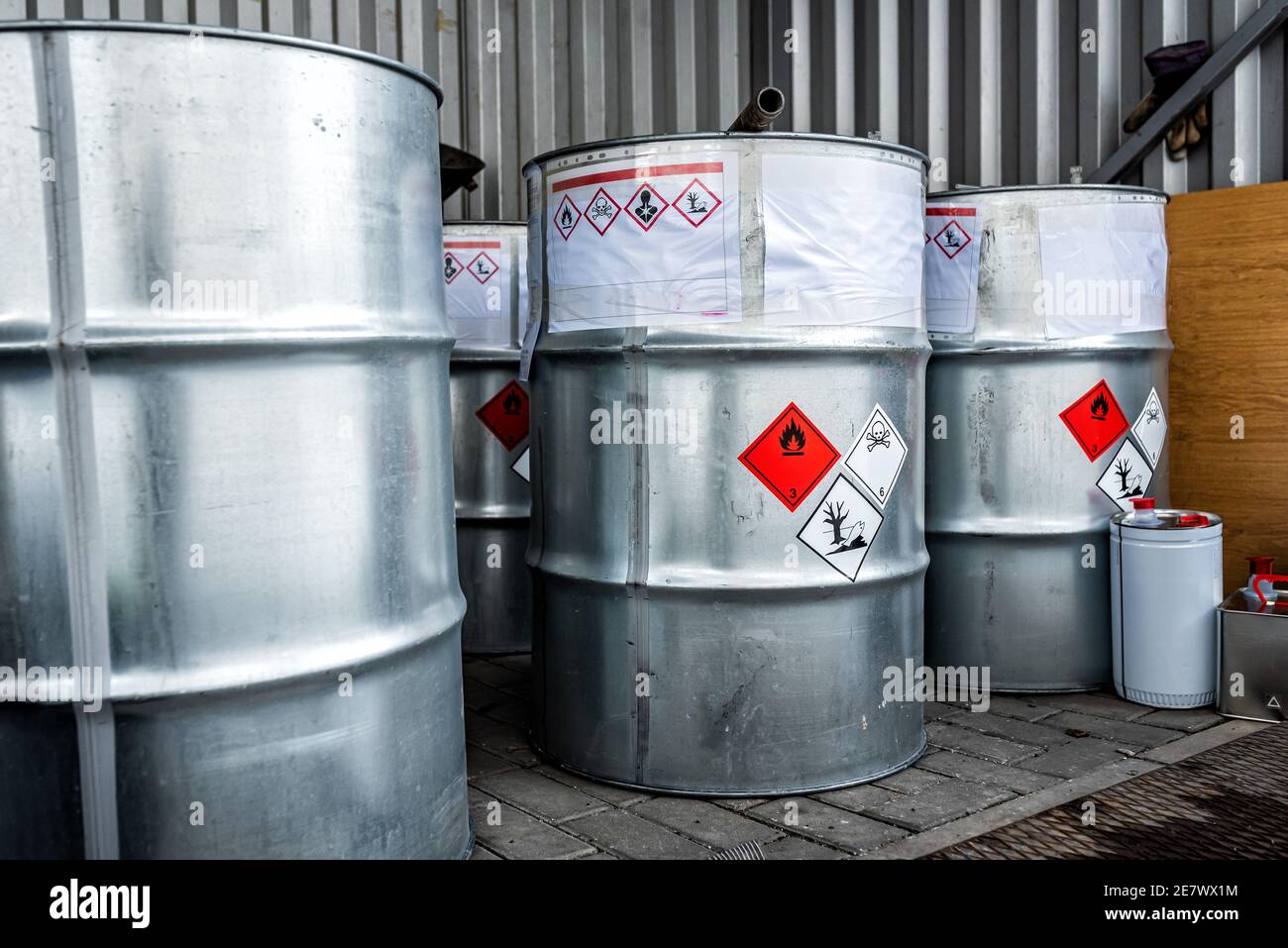 Grandi barili in metallo contenenti prodotti chimici pericolosi provenienti dai laboratori Foto Stock
