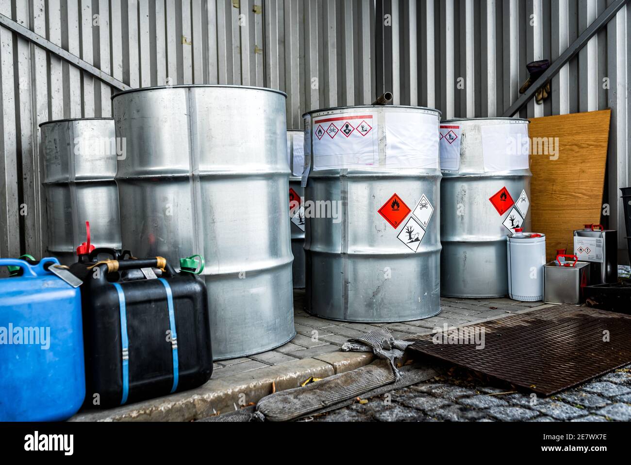 Grandi barili in metallo contenenti prodotti chimici pericolosi provenienti dai laboratori Foto Stock