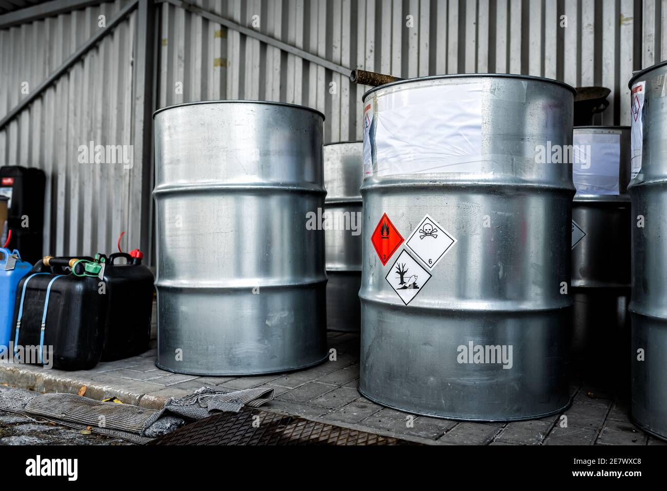 Grandi barili in metallo contenenti prodotti chimici pericolosi provenienti dai laboratori Foto Stock
