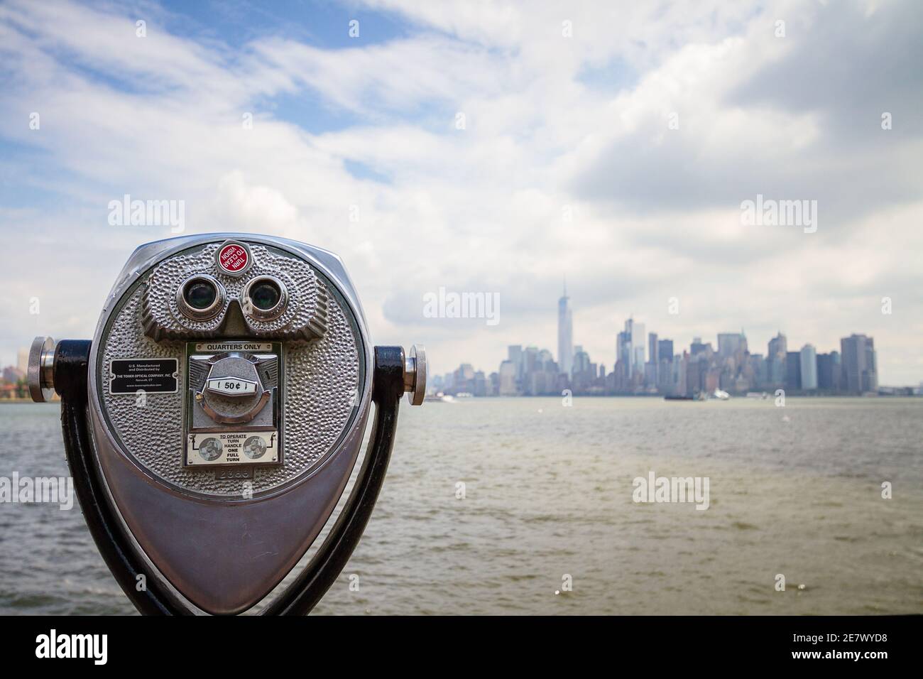 Binoculare per l'osservazione del paesaggio urbano di New York dalla libertà Isola Foto Stock