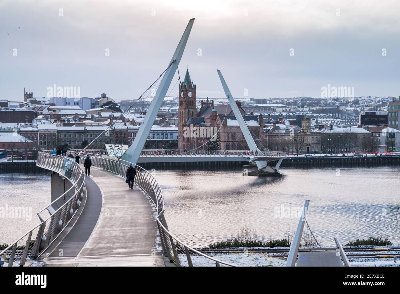Il Peace Bridge coperto di neve a Derry, Irlanda del Nord Foto Stock