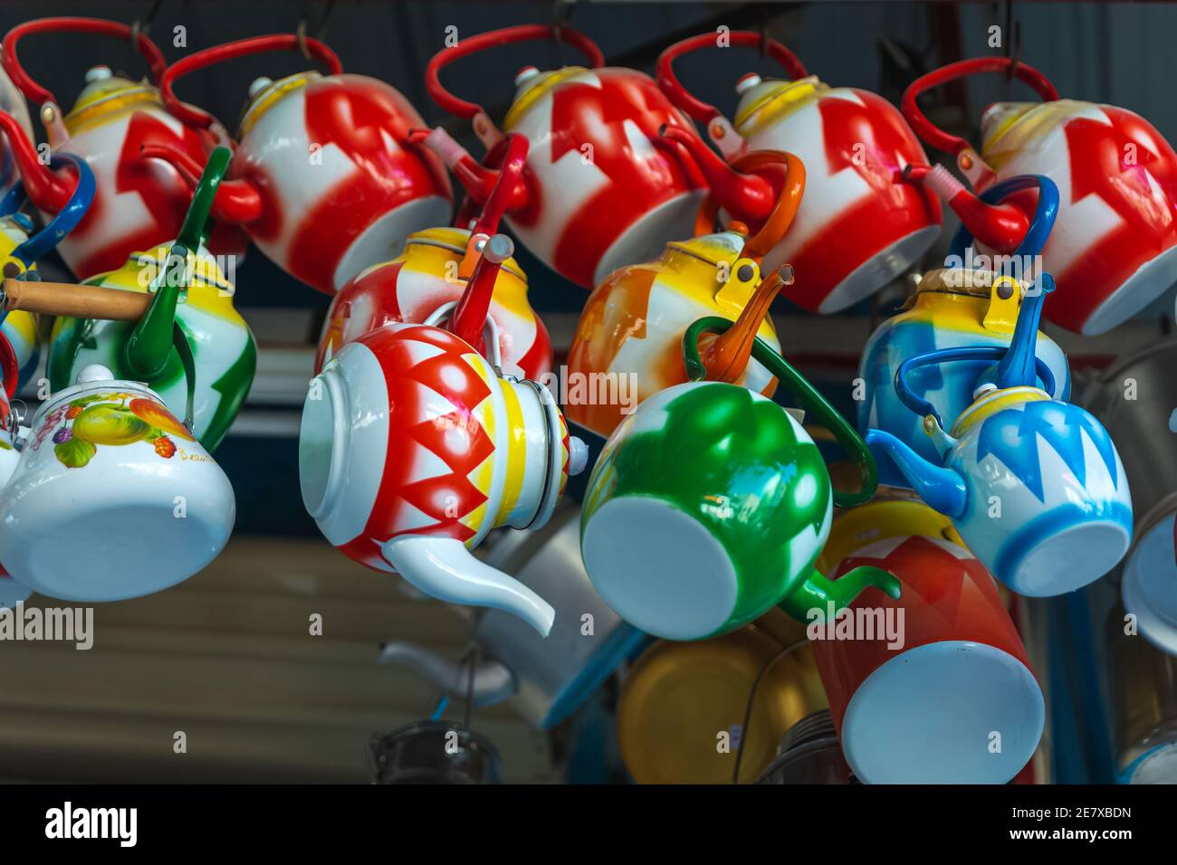 Pentola da tè in ceramica nel mercato Souq dell'Arabia Saudita a al Hasa. Foto Stock