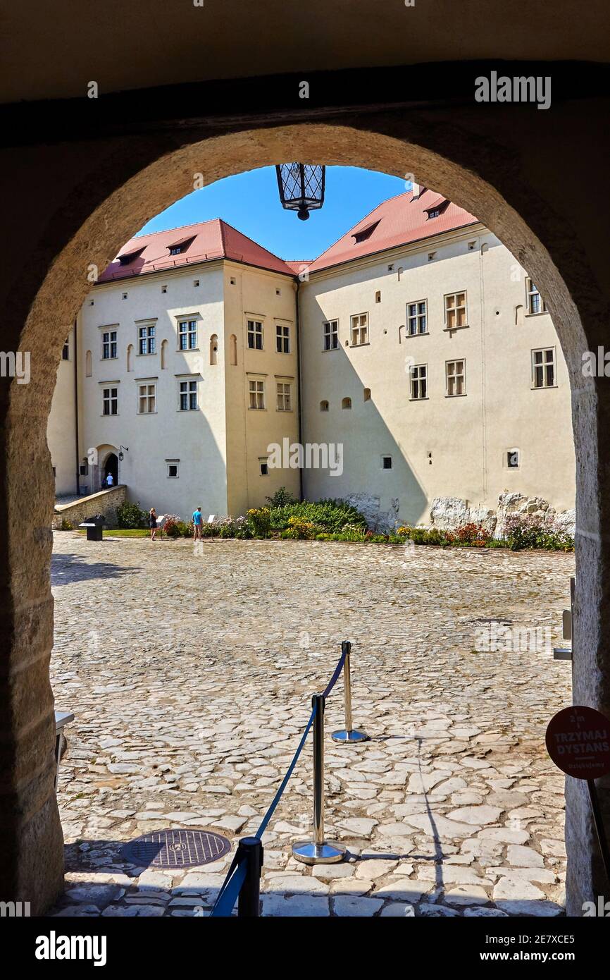 Pieskowa Skala, Polonia - 16 agosto 2020. Cortile esterno del Castello di Pieskowa Skala. Foto Stock