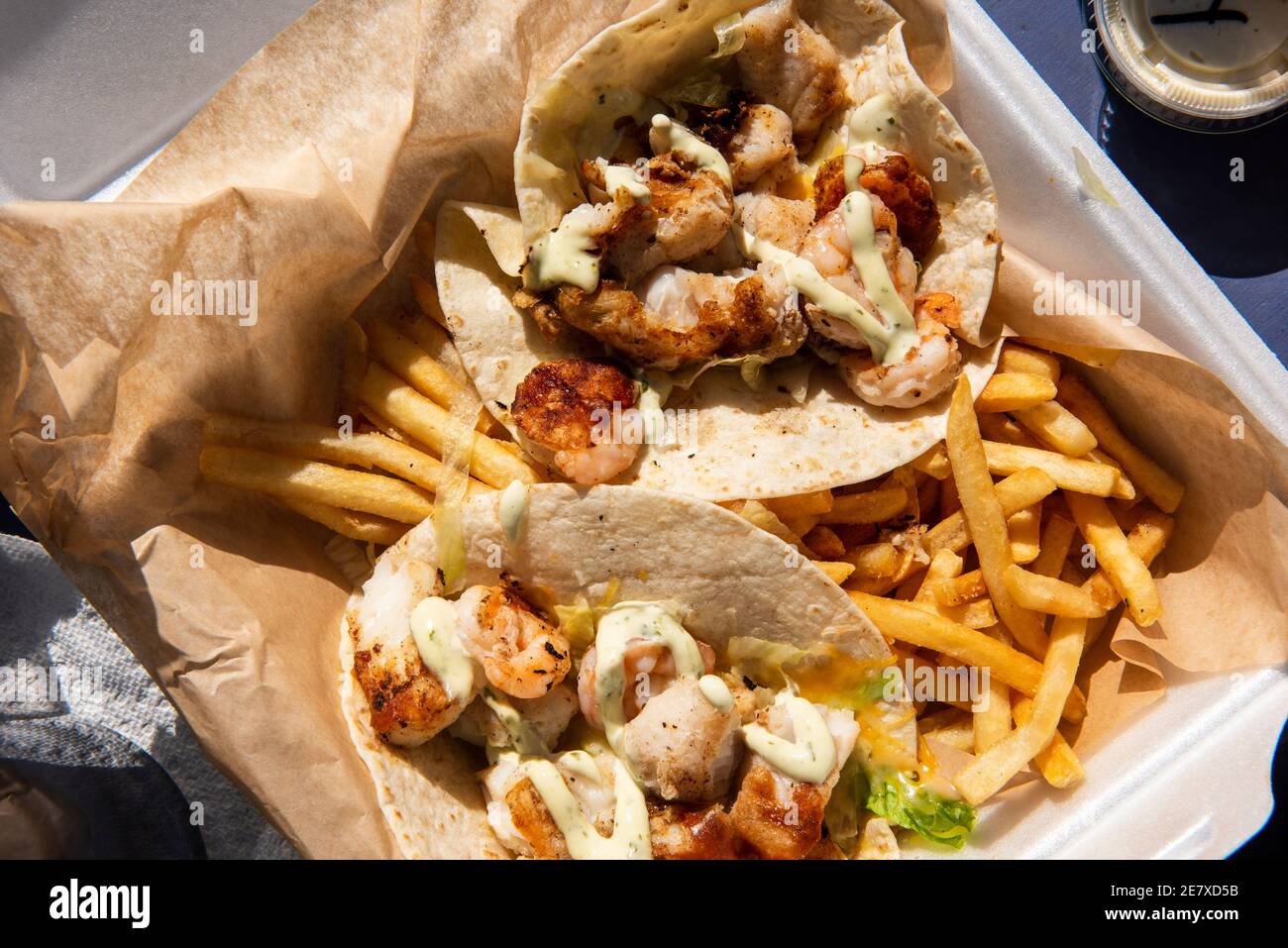 Tacos di pesce fresco e gamberi con patatine fritte. Foto Stock