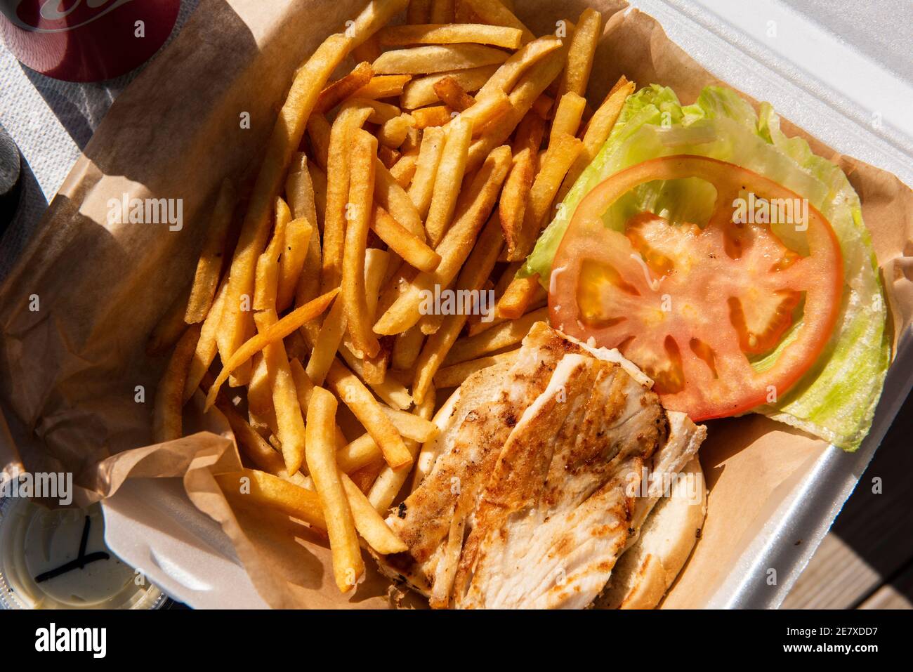 Sandwich di pesce fresco alla griglia con lattuga e una fetta di pomodoro. Foto Stock