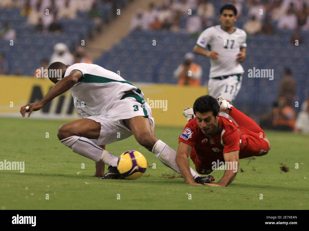 Redha Taker (L) dell'Arabia Saudita combatte per la palla con il Ghoulam Rezaei dell'Iran durante la loro partita di calcio di qualificazione della Coppa del mondo 2010 a Riyadh il 6 settembre 2008. REUTERS/Fahad Shadeed (ARABIA SAUDITA) Foto Stock