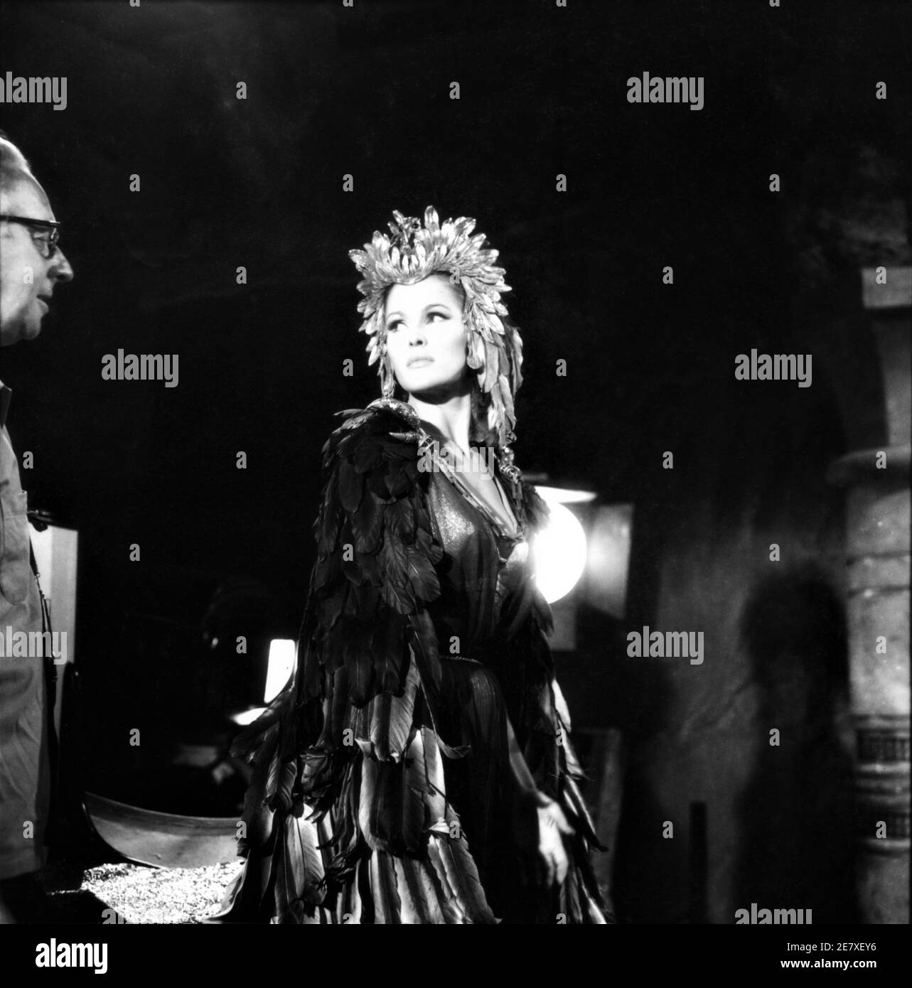 URSULA ANDRESS come Ayesha sul set candid con il cinematografo HARRY WAXMAN durante le riprese di LEI 1965 regista ROBERT DAY basato sul romanzo di H. Rider Haggard costume Carl Toms Hammer Films / Warner - Pathe Distributori Foto Stock