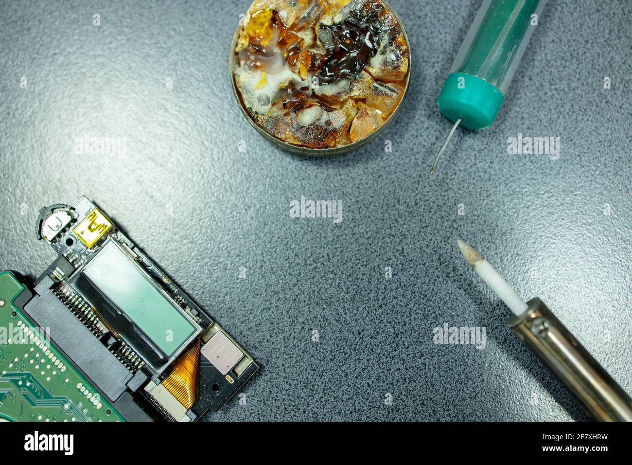 riparazione di parti elettroniche radio con attrezzi di montaggio. vista dall'alto. riparazione elettronica Foto Stock