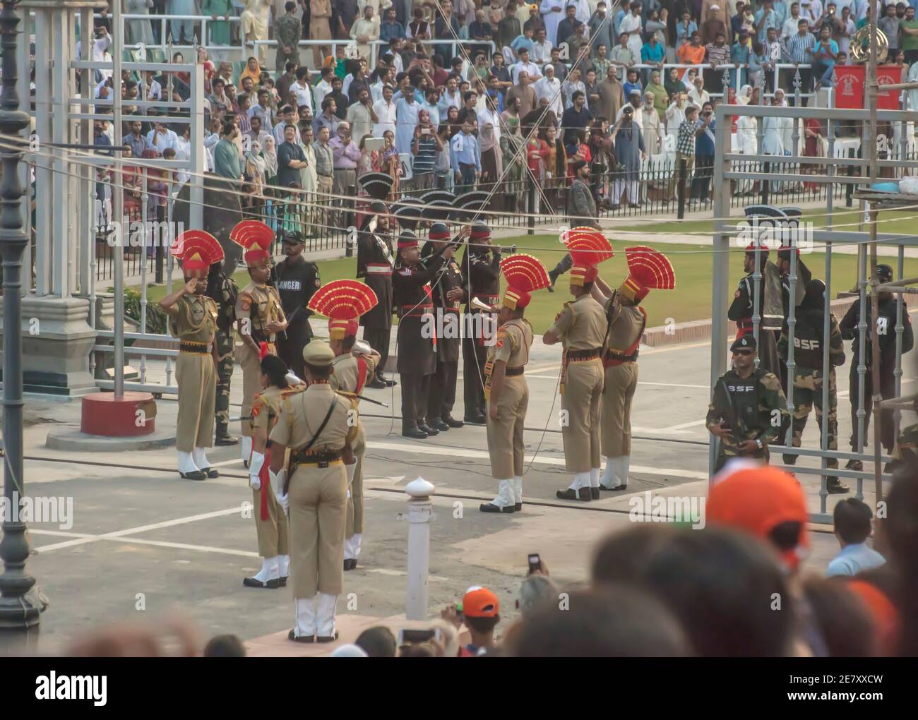 Cerimonia della bandiera Attari-Wagah, attraversamento della frontiera India-Pakistan Foto Stock