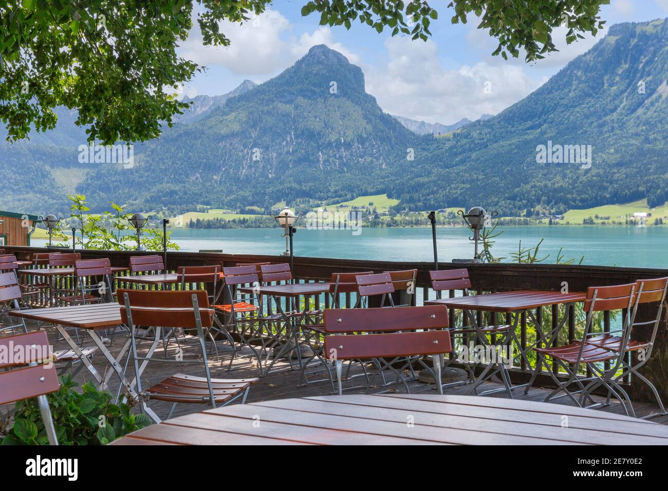 Terrazza a Sankt Wolfgang con splendida vista am Austrian Wolfgangsee Foto Stock