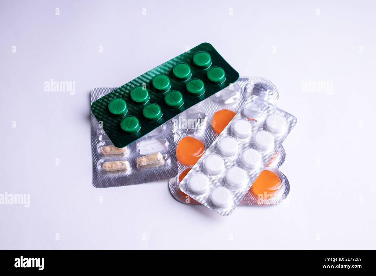 pillole di medicina e farmaci a sfondo grigio chiaro Foto Stock