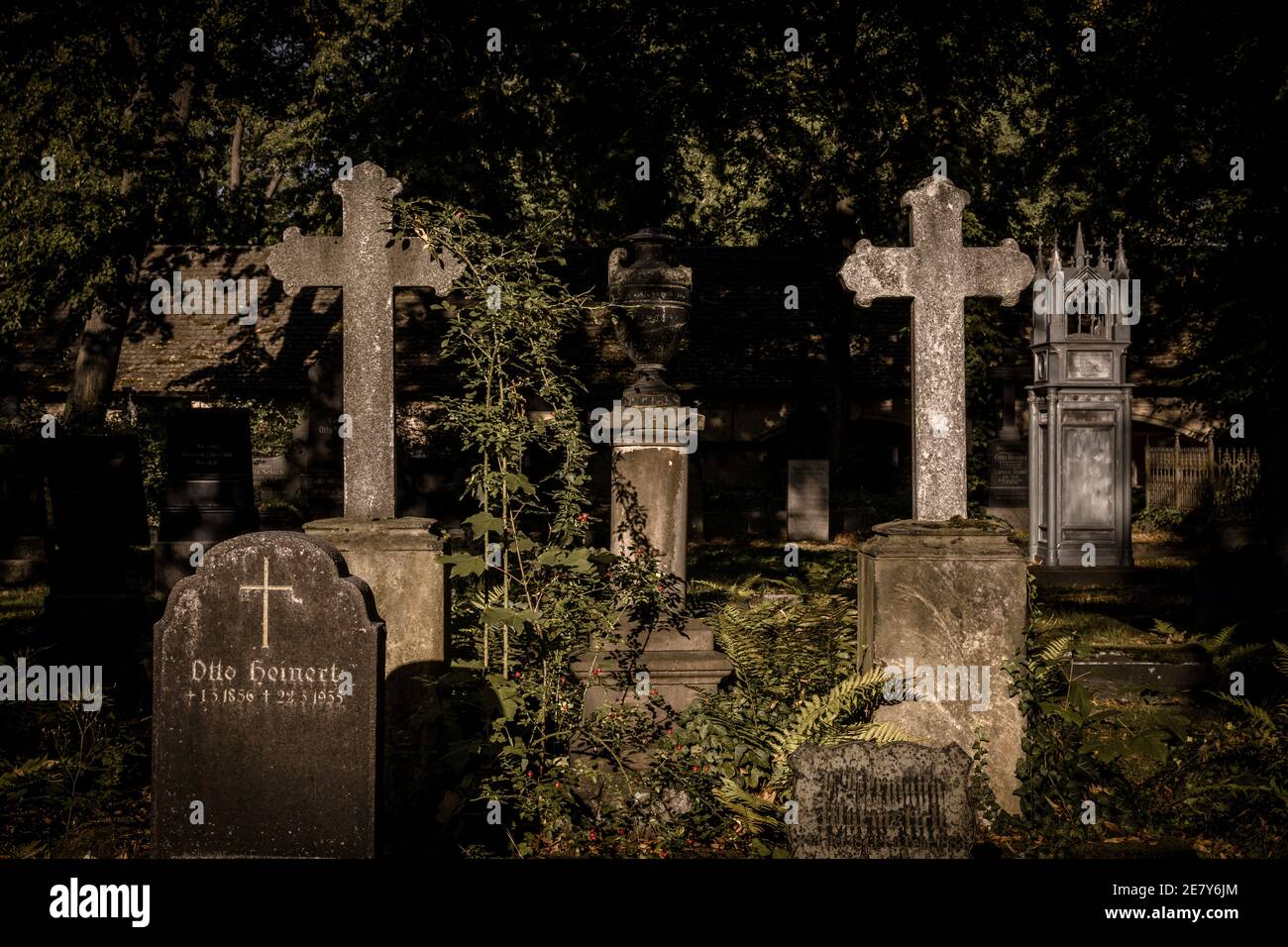Der Stadtgottesacker ist eine Friedhofsanlage in der Stadt Halle an der Saale.Er wurde nach dem Vorbild der italienischen Camposanto-Anlagen errichtet. Foto Stock