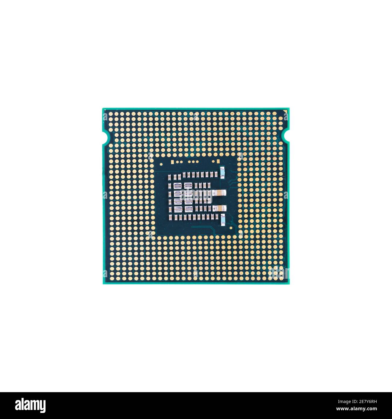 CPU del computer isolata su sfondo bianco. Hardware del desktop. Unità di elaborazione centrale primo piano macro. Concetto di tecnologie Foto Stock