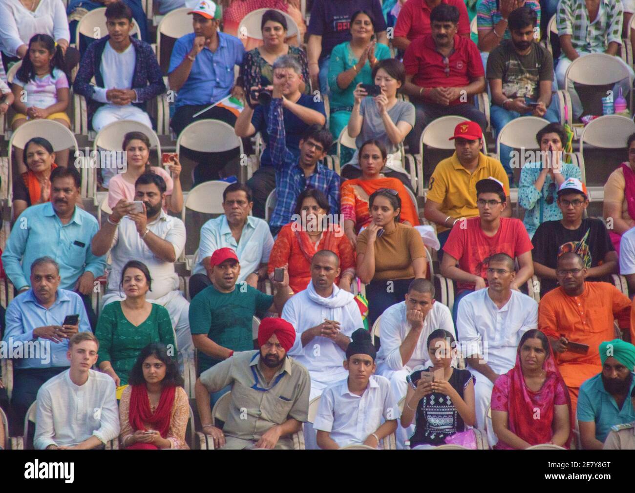 Spettatori indiani alla cerimonia della bandiera di Wagah, Wagah, Rajasthan, India Foto Stock