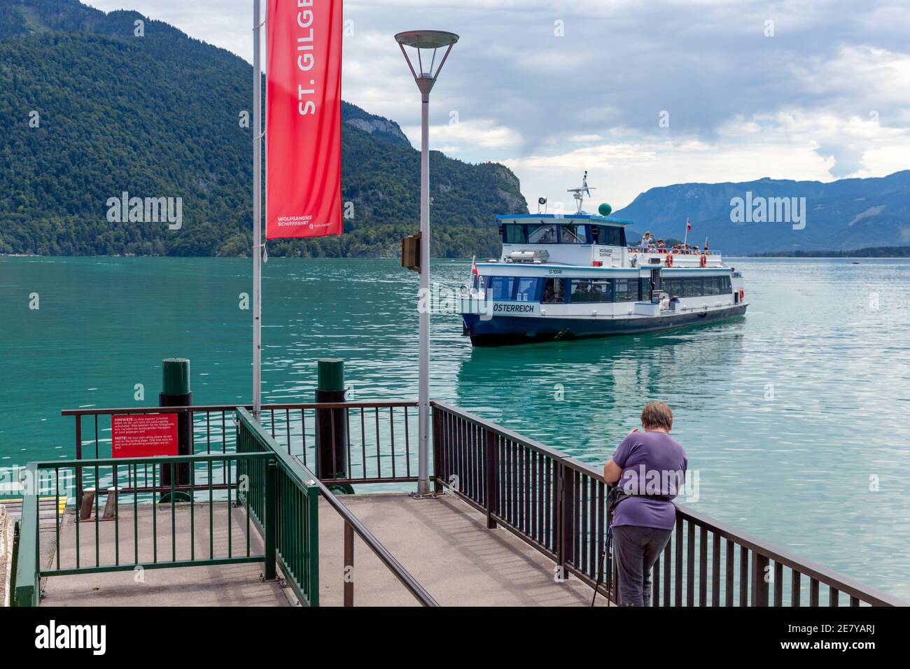 Lancio in arrivo al molo Sankt Gilgen am Wolfgansee, Austria Foto Stock