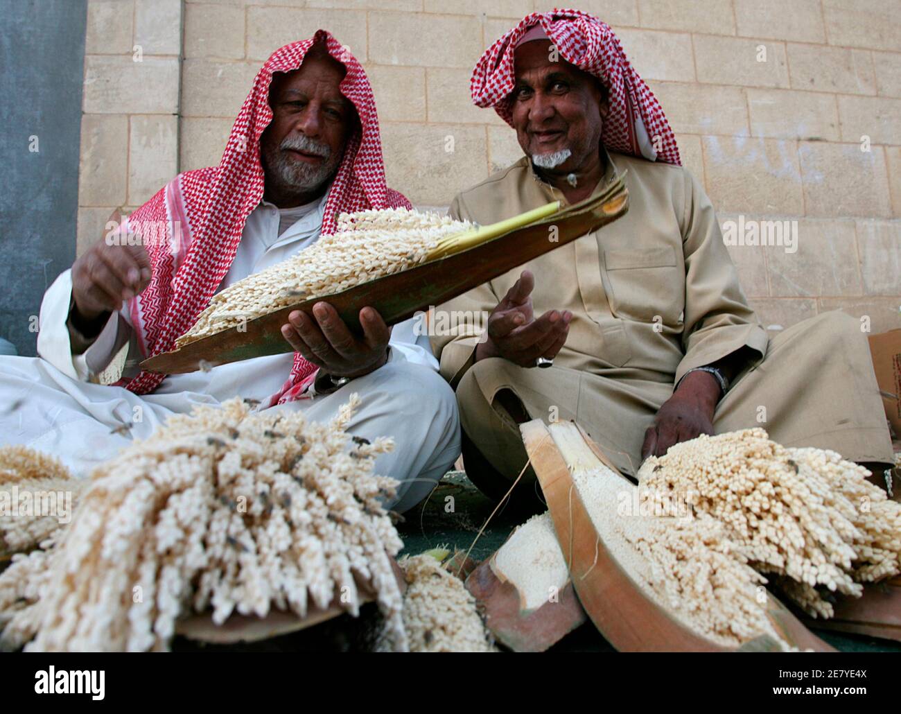 Venditori ambulanti vendono polline di palma a Riyadh 3 marzo 2008. Il polline viene utilizzato nella preparazione di un afrodisiaco locale, popolare tra gli uomini. REUTERS/Fahad Shadeed (ARABIA SAUDITA) Foto Stock