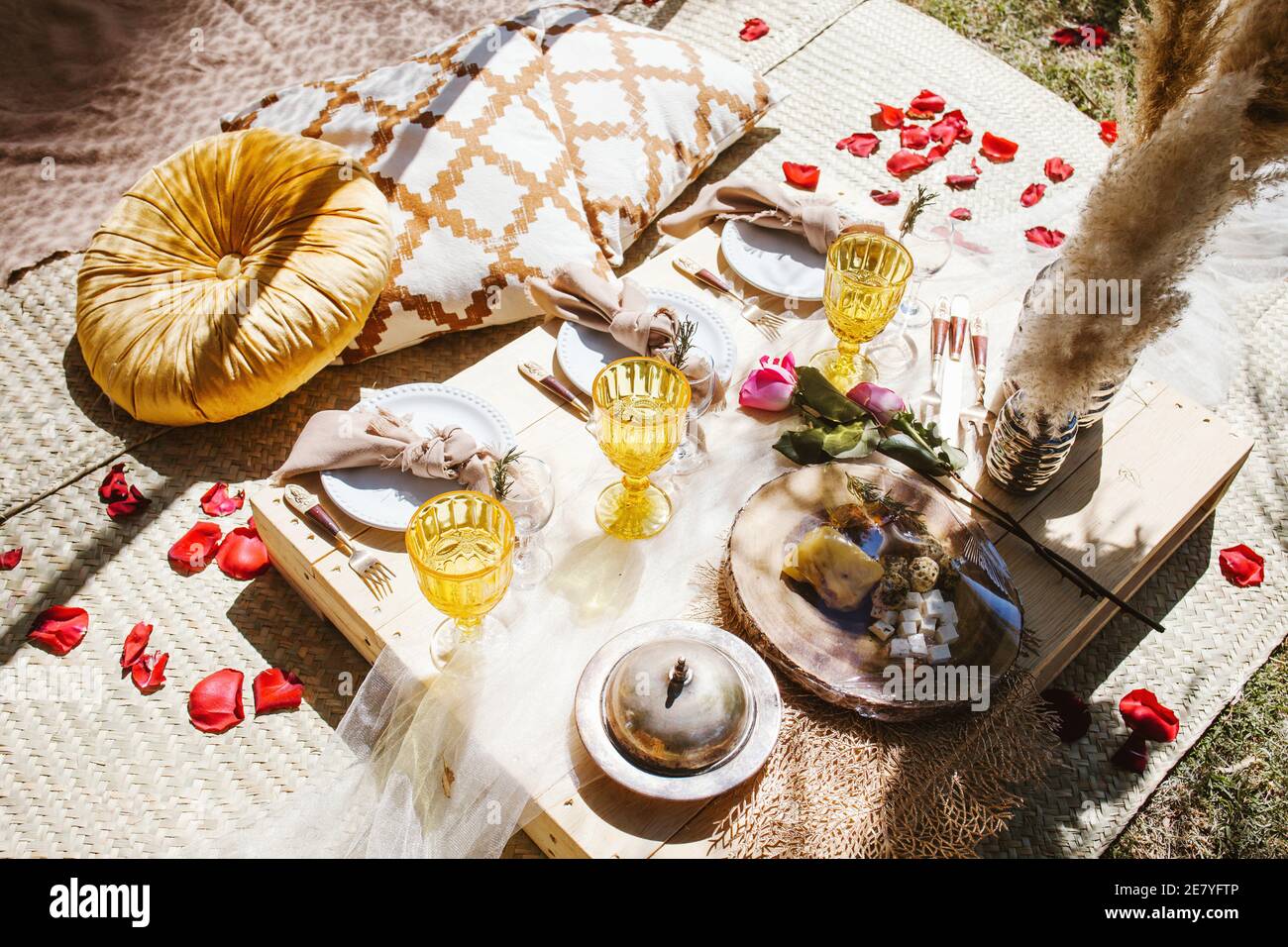 Picnic per un giorno romantico a San Valentino in un foresta e lago in America Latina Foto Stock