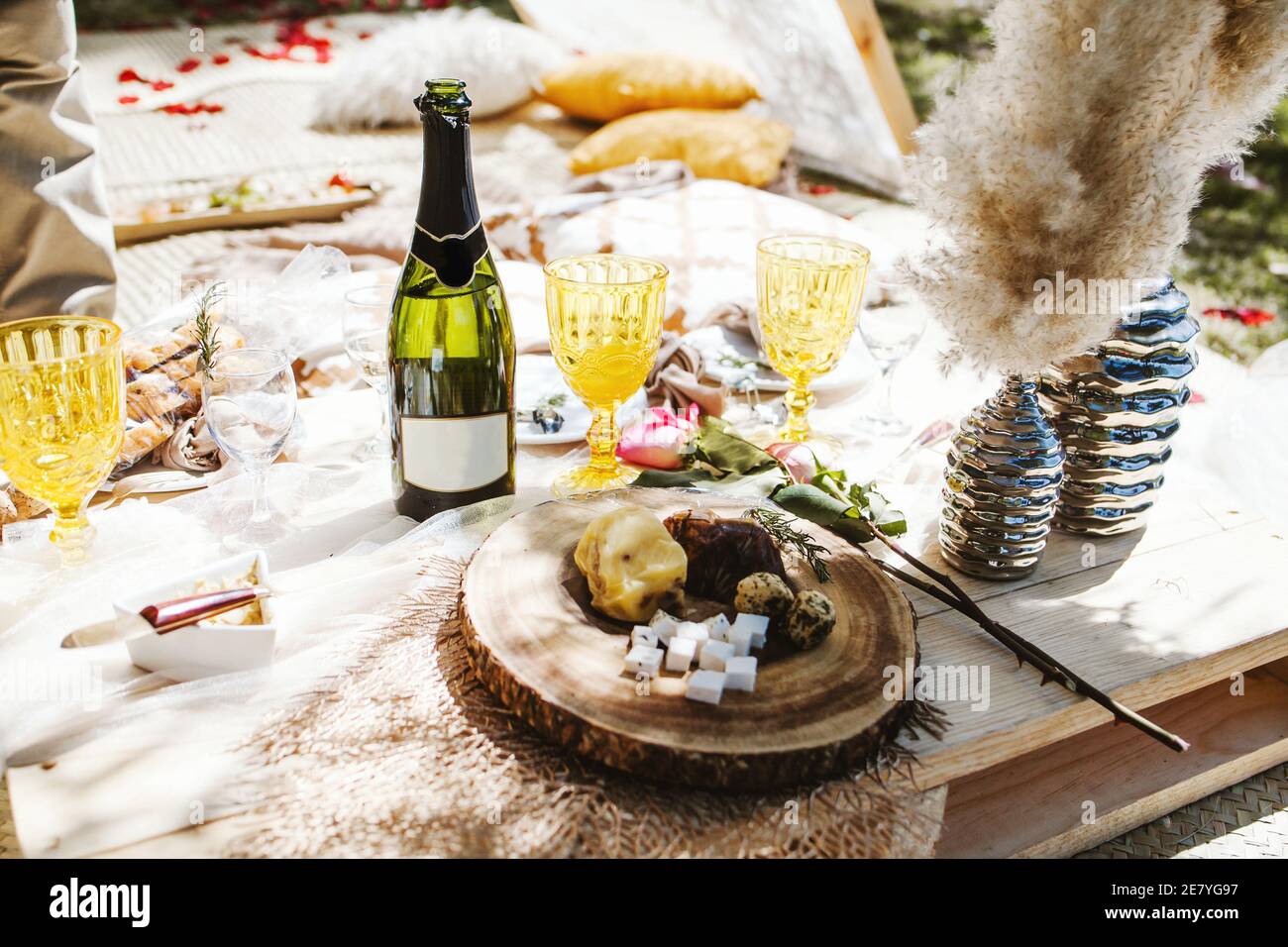 Picnic per un giorno romantico a San Valentino in un foresta e lago in America Latina Foto Stock