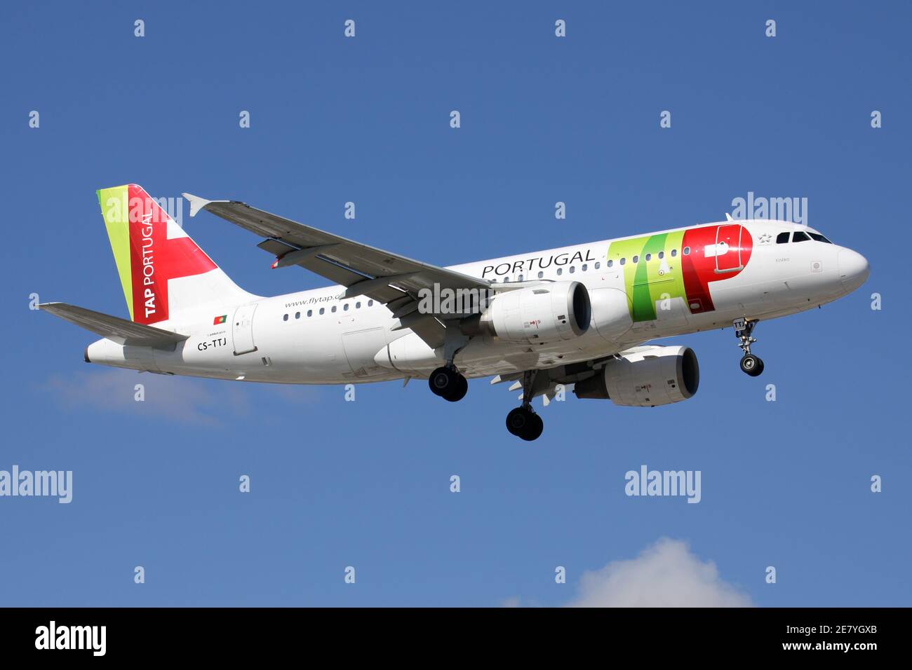 TOCCA Air Portugal Airbus A319-100 con registrazione CS-TTJ in finale per la pista 05 dell'aeroporto di Amburgo. Foto Stock