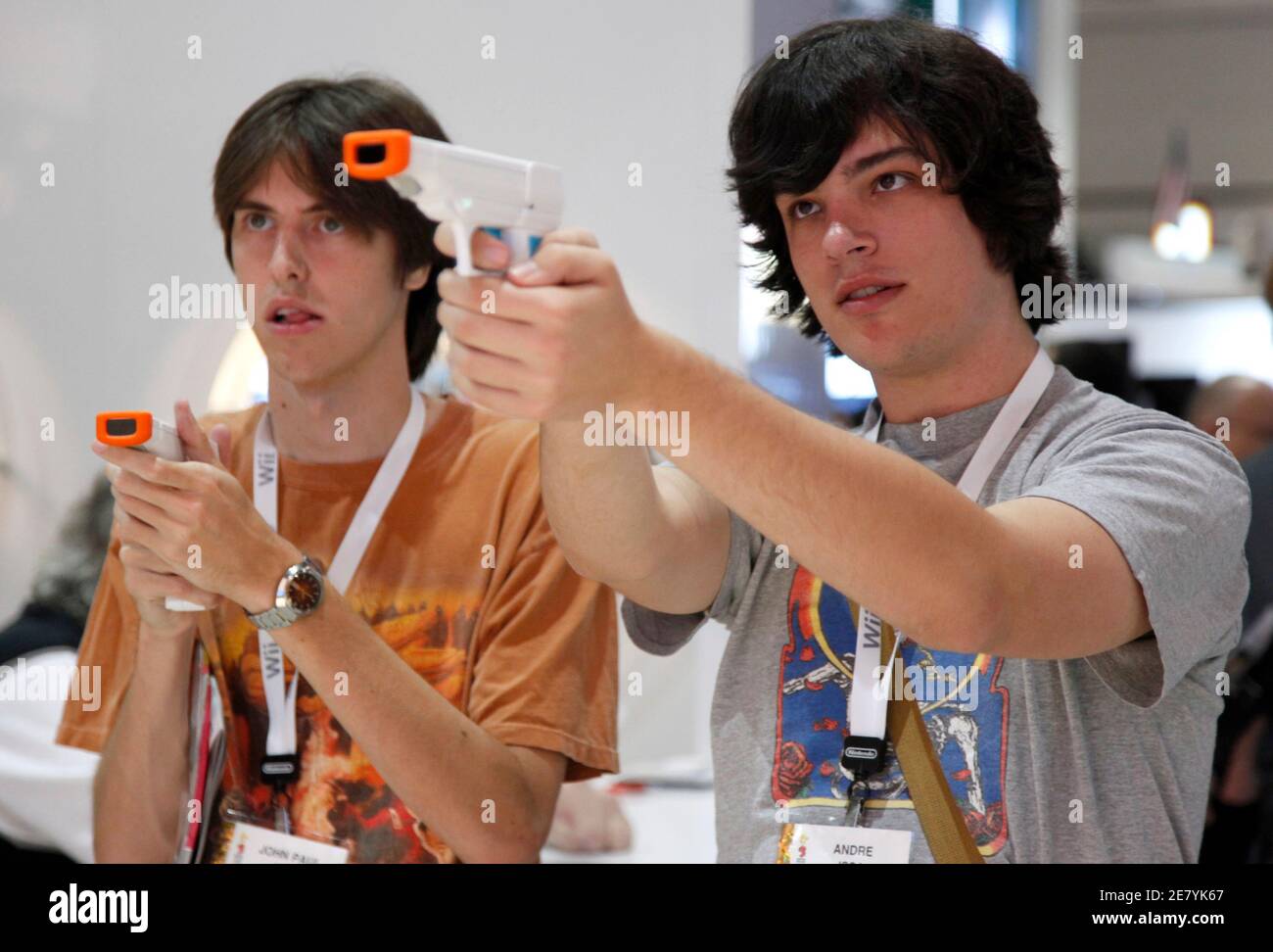 Visitors John Paul Issa (L) and Ryan Crow (R) try out the new Nyko wand and pistol grip as they play the Nintendo Wii at the Nyko Technologies booth during the Electronic Entertainment Expo (E3) in Los Angeles June 3, 2009. The convention runs June 2-4. REUTERS/Danny Moloshok (UNITED STATES SCI TECH BUSINESS) Foto Stock