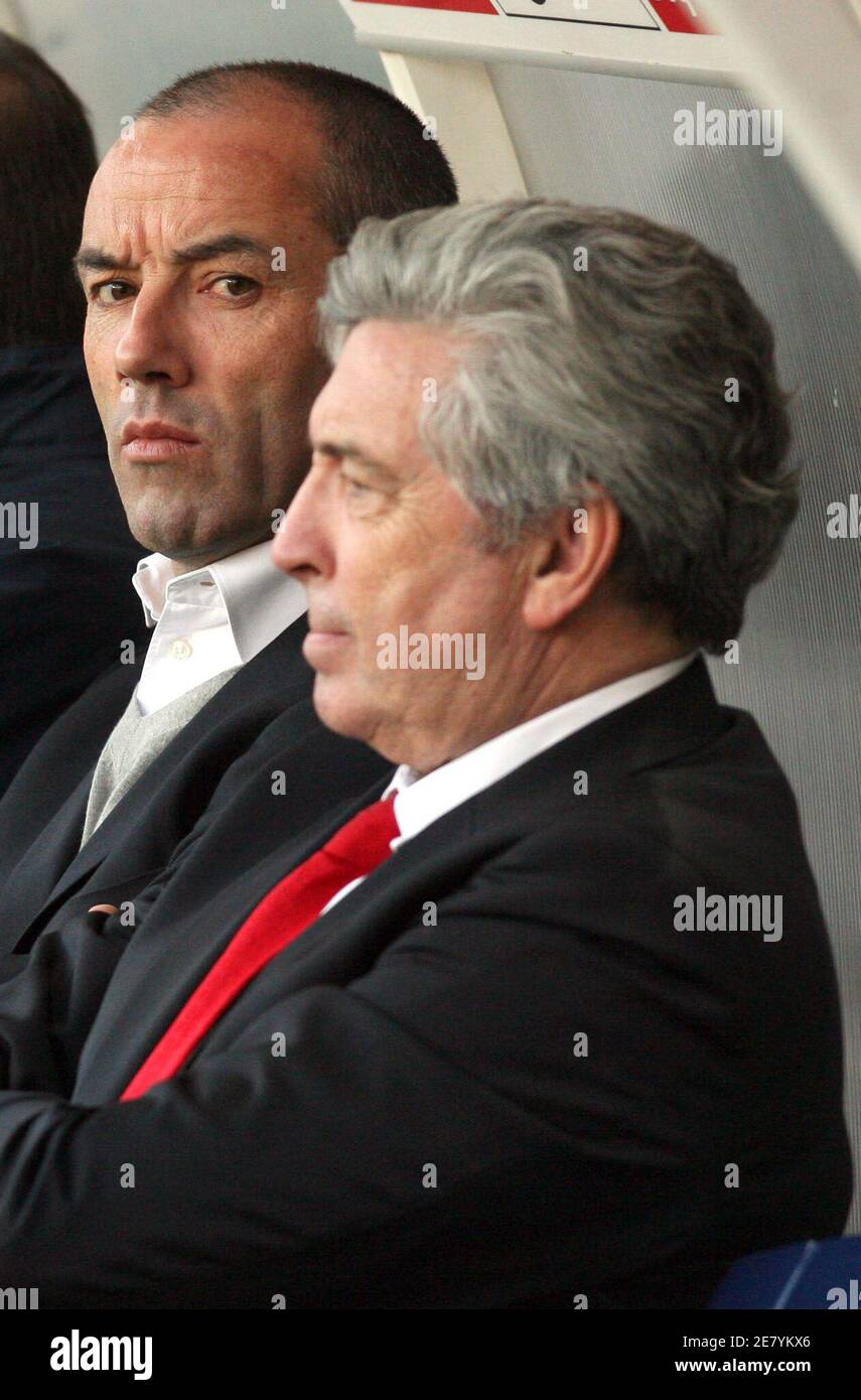 Paul le Guen, allenatore del PSG, e il presidente Alain Cayzac durante la prima partita di calcio francese Paris Saint-Germain vs le Mans al Parc des Princes di Parigi, Francia, il 7 aprile 2007. PSG ha vinto 2-1. Foto di Mehdi Taamallah/Cameleon/ABACAPRESS.COM Foto Stock