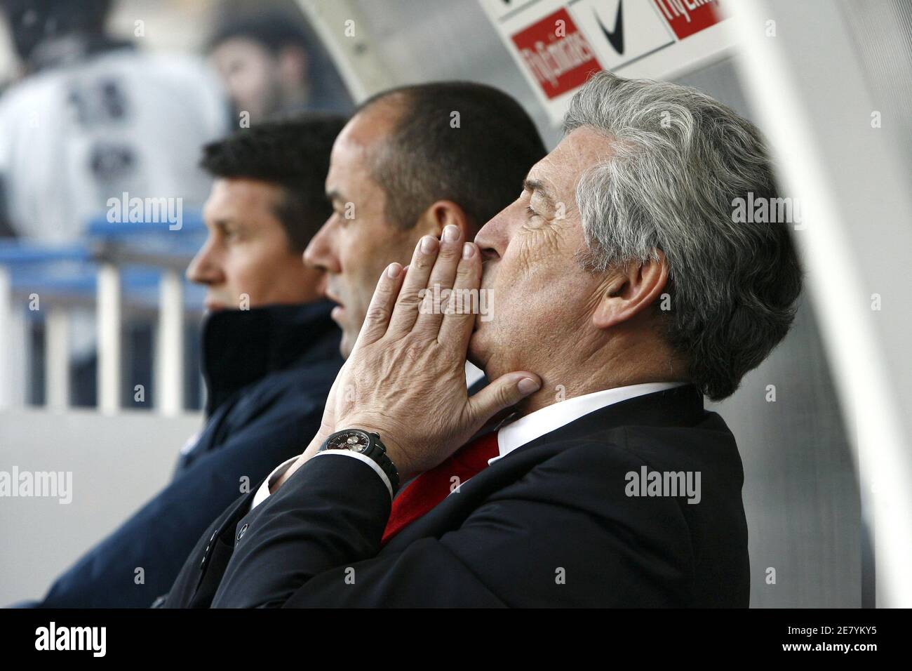 Il direttore del PSG Paul le Guen, il suo assistente manager (L) Yves Colleu e (R) il presidente Alain Cayzac durante la prima partita di calcio francese Paris Saint-Germain vs le Mans al Parc des Princes di Parigi, Francia, il 7 aprile 2007. PSG ha vinto 2-1. Foto di Christian Liegi/ABACAPRESS.COM Foto Stock