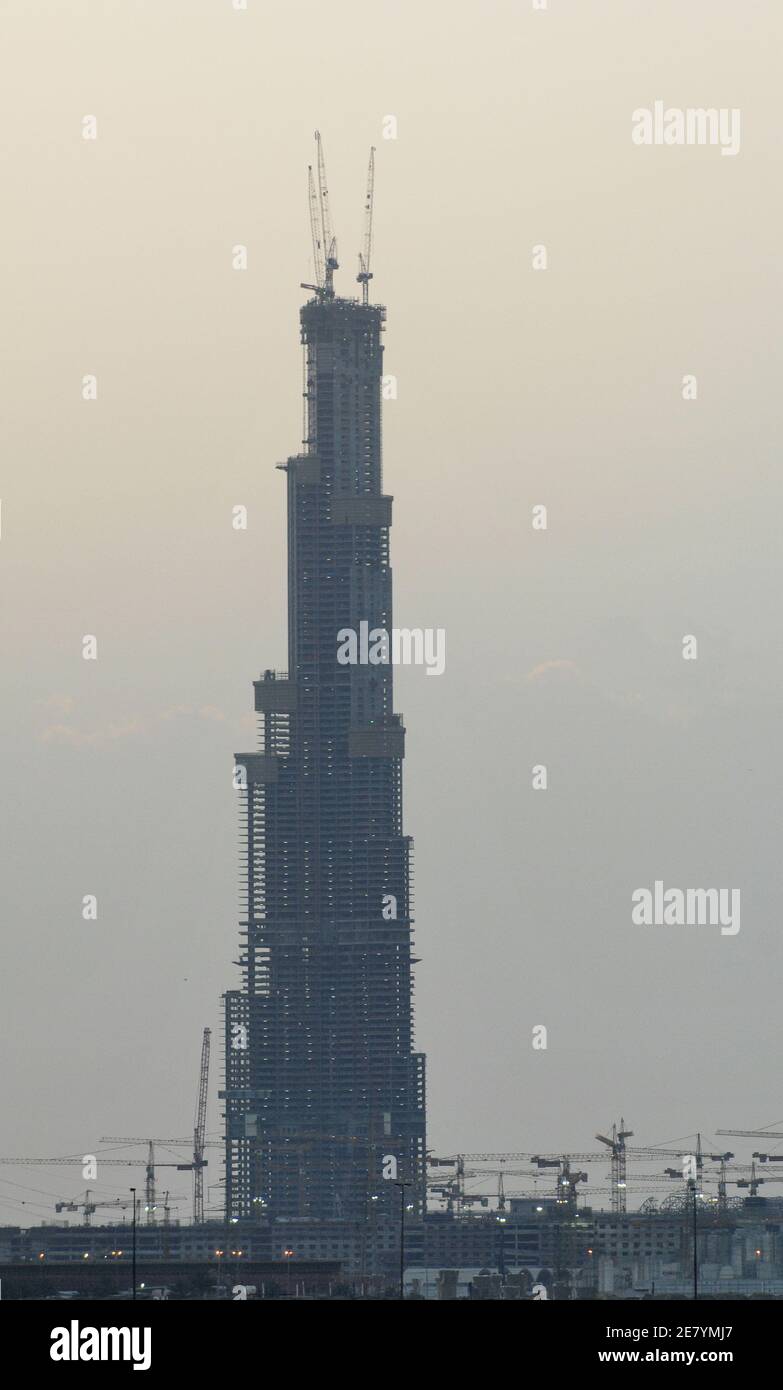 'Bubai's Burj Dubai' è già la struttura più alta del Medio Oriente e dell'Europa, e ora ha più piani di qualsiasi edificio al mondo, secondo una dichiarazione della casa costruttrice Emaar l'8 aprile 2007. Attualmente a 120 piani e 422,5 metri di altezza, l'edificio Emaar Properties è anche una delle cinque strutture più alte del mondo. L'iconica torre di Dubai è oggi più alta dell'Empire state Building (381 metri) di New York e del John Hancock Center (344 metri) di Chicago, due degli unici cinque edifici completati che hanno 100 piani o più. Progettato da Skidmore, Owings &, con sede a Chicago Foto Stock