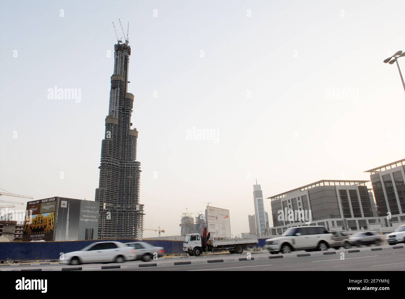 'Bubai's Burj Dubai' è già la struttura più alta del Medio Oriente e dell'Europa, e ora ha più piani di qualsiasi edificio al mondo, secondo una dichiarazione della casa costruttrice Emaar l'8 aprile 2007. Attualmente a 120 piani e 422,5 metri di altezza, l'edificio Emaar Properties è anche una delle cinque strutture più alte del mondo. L'iconica torre di Dubai è oggi più alta dell'Empire state Building (381 metri) di New York e del John Hancock Center (344 metri) di Chicago, due degli unici cinque edifici completati che hanno 100 piani o più. Progettato da Skidmore, Owings &, con sede a Chicago Foto Stock