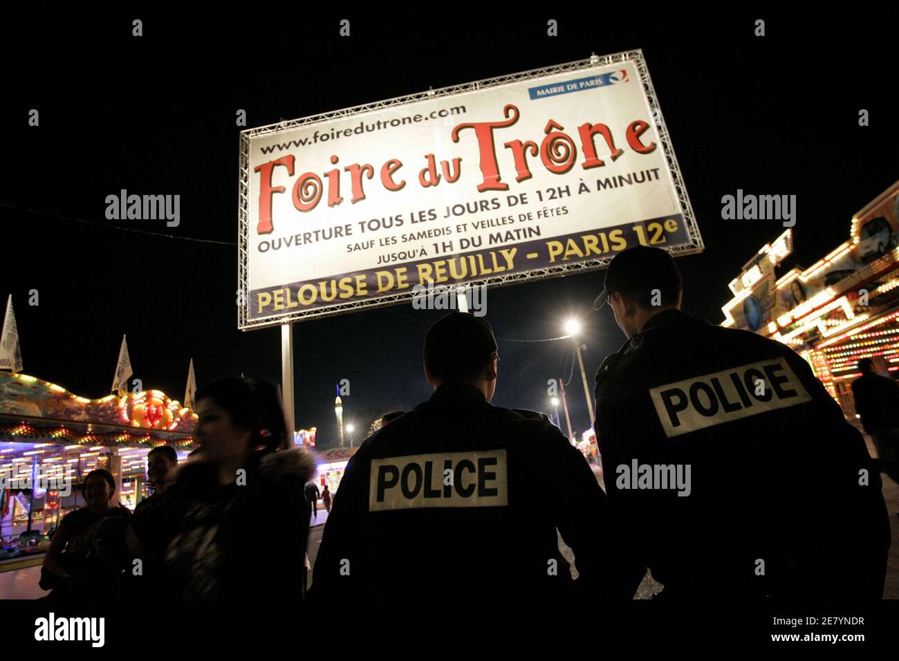 Il giorno seguente della morte di un poliziotto presso l'attrazione della fiera chiamata 'Maxximum', la presenza della polizia è rafforzata presso il 'Foire du Trone', a Parigi, il 10 aprile 2007. Foto di Thibault Camus/ABACAPRESS.COM Foto Stock