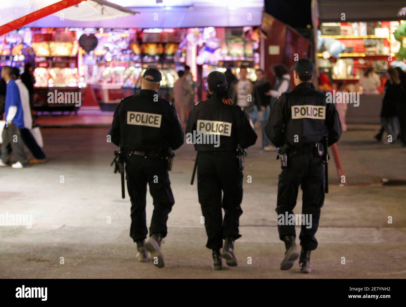 Il giorno seguente della morte di un poliziotto presso l'attrazione della fiera chiamata 'Maxximum', la presenza della polizia è rafforzata presso il 'Foire du Trone', a Parigi, il 10 aprile 2007. Foto di Thibault Camus/ABACAPRESS.COM Foto Stock