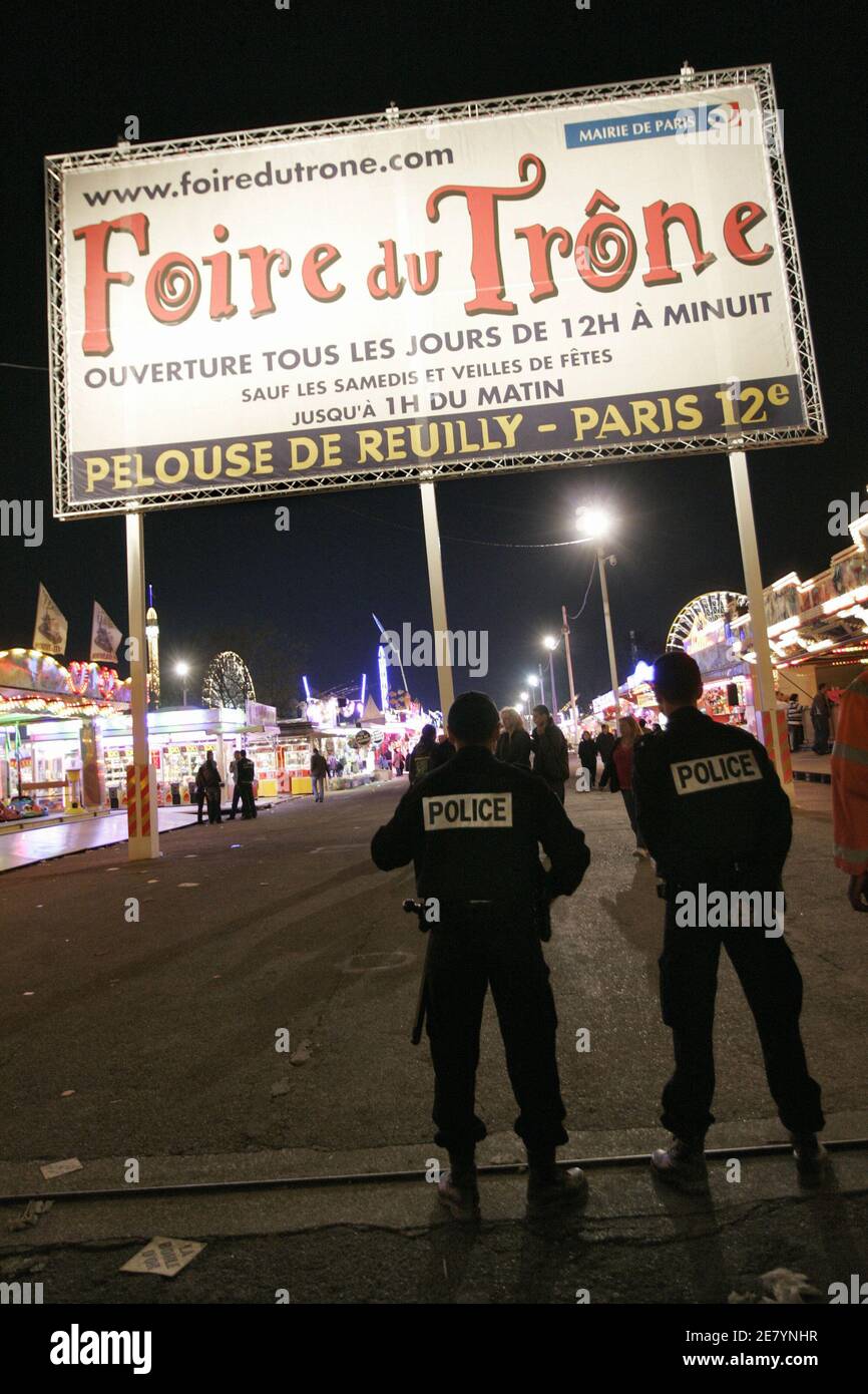 Il giorno seguente della morte di un poliziotto presso l'attrazione della fiera chiamata 'Maxximum', la presenza della polizia è rafforzata presso il 'Foire du Trone', a Parigi, il 10 aprile 2007. Foto di Thibault Camus/ABACAPRESS.COM Foto Stock