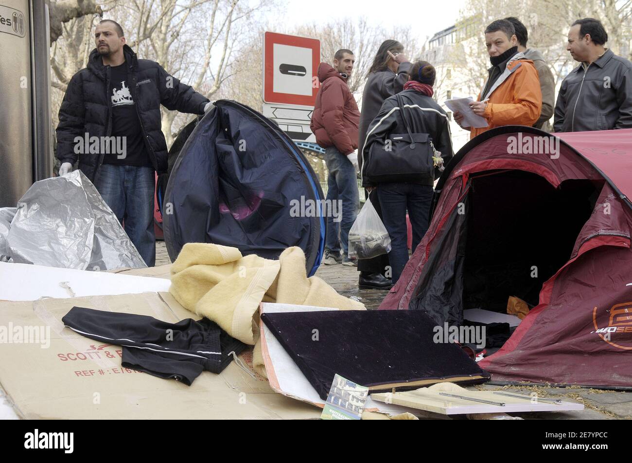 Le Homelesses, membri di 'Les Enfants de Don Quichotte', rimuovono le tende lungo il canale Saint-Martin, a Parigi, Francia, il 23 marzo 2007. L'associazione francese Enfants de Don Quichotte (figli di Don Quichotte) ha istituito le tende il 17 dicembre 2006 per richiamare l'attenzione sulla necessità di soluzioni di alloggio a lungo termine per i senzatetto della città. Foto di Jules Motte/ABACAPRESS.COM. Foto Stock