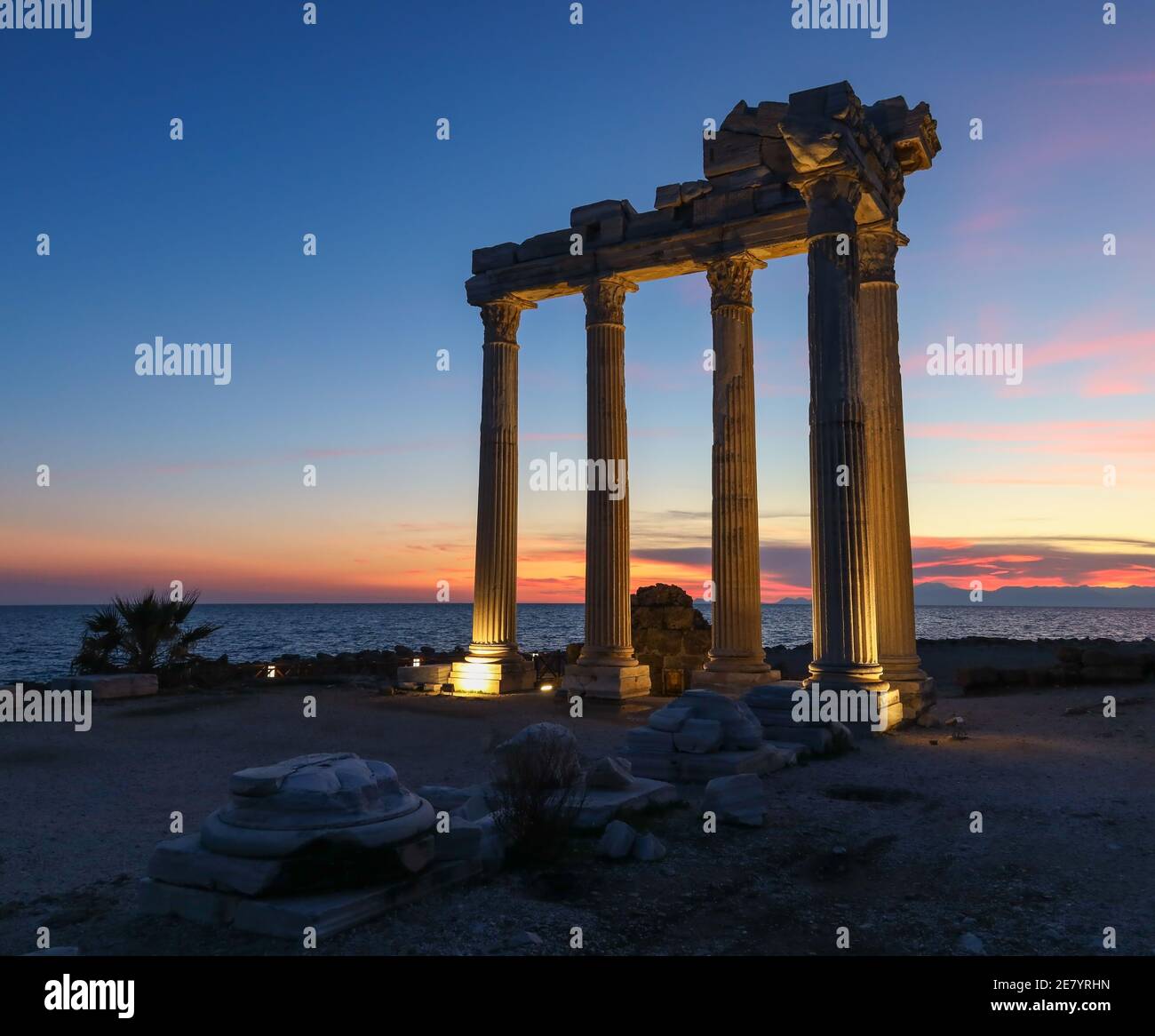 Tempio di Apollo al tramonto, antiche colonne storiche greche in marmo antico nella Turchia di Side Antalya Foto Stock