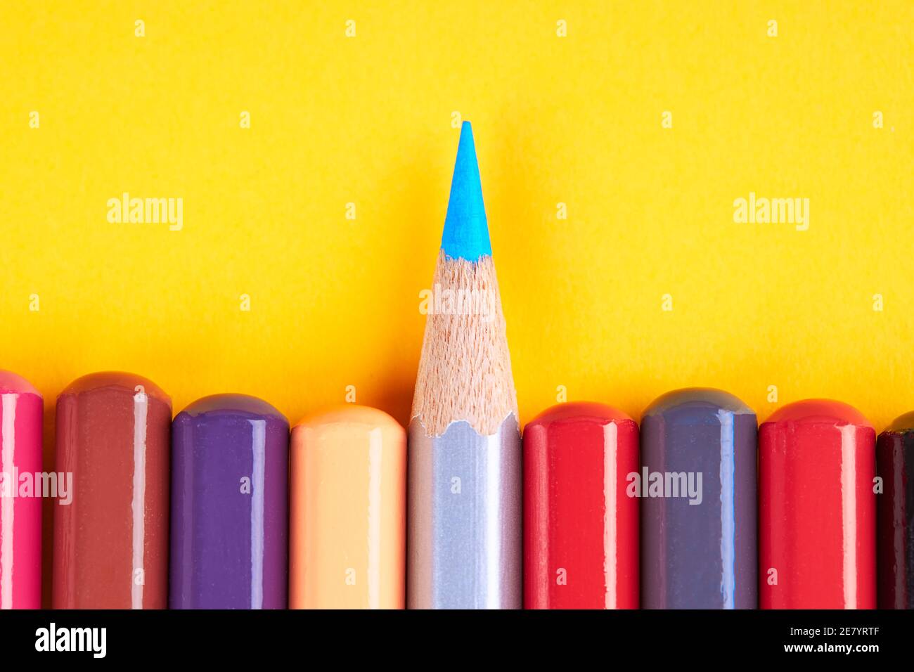 concetto di lavoro di squadra di leadership. matite colorate di colleion su sfondo giallo con spazio. concettuale di equilibrio Foto Stock