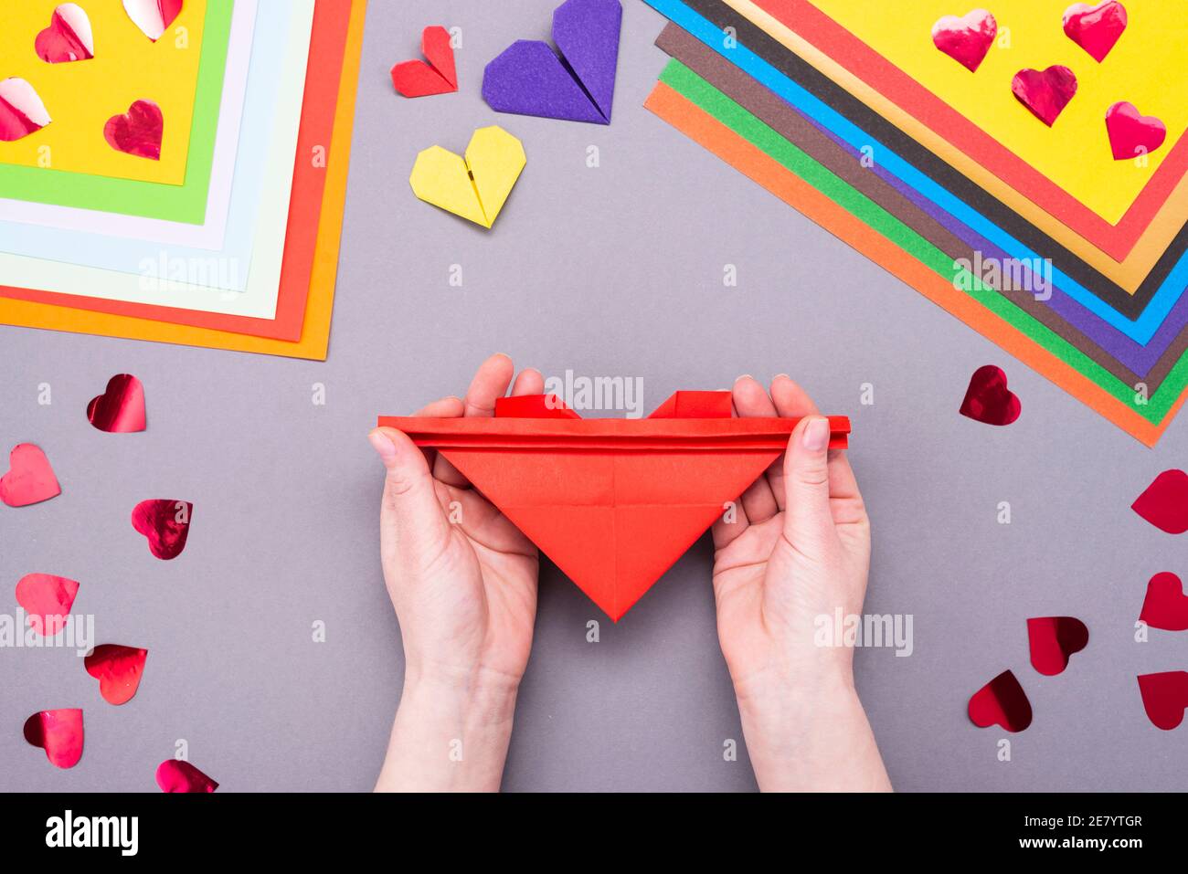 Istruzioni DIY. Guida dettagliata. Il processo di fare un cuore di carta con le ali per San Valentino. Foto Stock