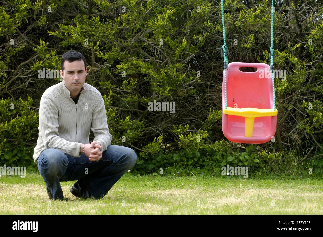 Regis Lamarche si pone nel giardino dei suoi genitori a Vertou, vicino a Nantes, nella Francia occidentale, il 14 aprile 2007. Regis è il fidanzato di Sophie Gravaud, il cui corpo è stato scoperto il 13 aprile dopo la sua scomparsa lo scorso 7 aprile 2007. Foto di Jules Motte/ABACAPRESS.COM Foto Stock