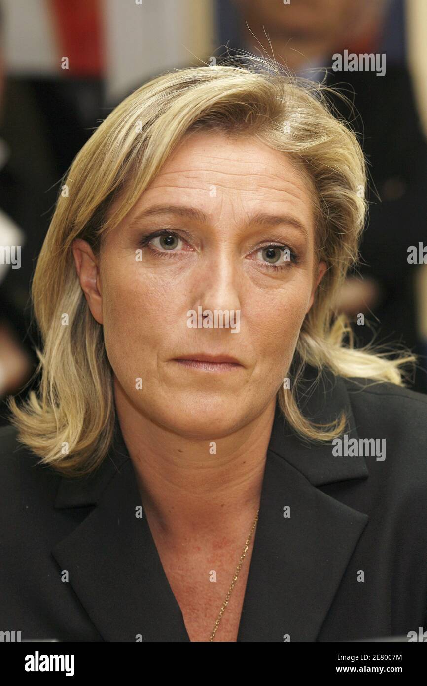 Marine le Pen, figlia e spokeperson del leader del Front National e  candidato presidenziale Jean-Marie le Pen, partecipa alla conferenza stampa  tenuta dal padre, a Henin-Beaumont, nel nord della Francia, il 17
