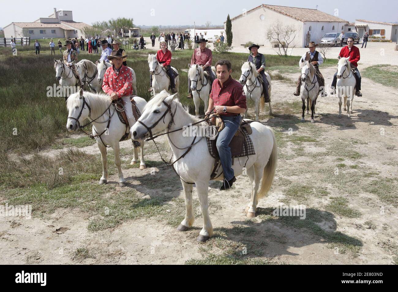 Il leader e candidato presidenziale dell'UMP Nicolas Sarkozy cavalca un cavallo bianco locale durante la sua visita ad una fattoria di tori a Saintes-Marie de la Mer, Francia sudorientale, il 20 aprile 2007. Foto di Mehdi Taamallah/ABACAPRESS.COM Foto Stock