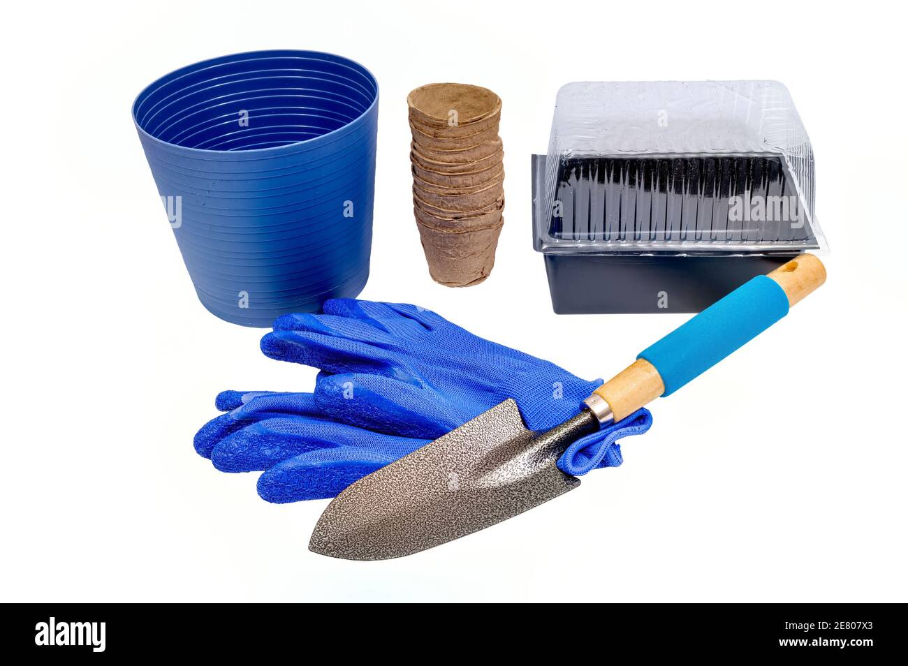 Colpo orizzontale di forniture per giardinaggio isolato su bianco. Foto Stock